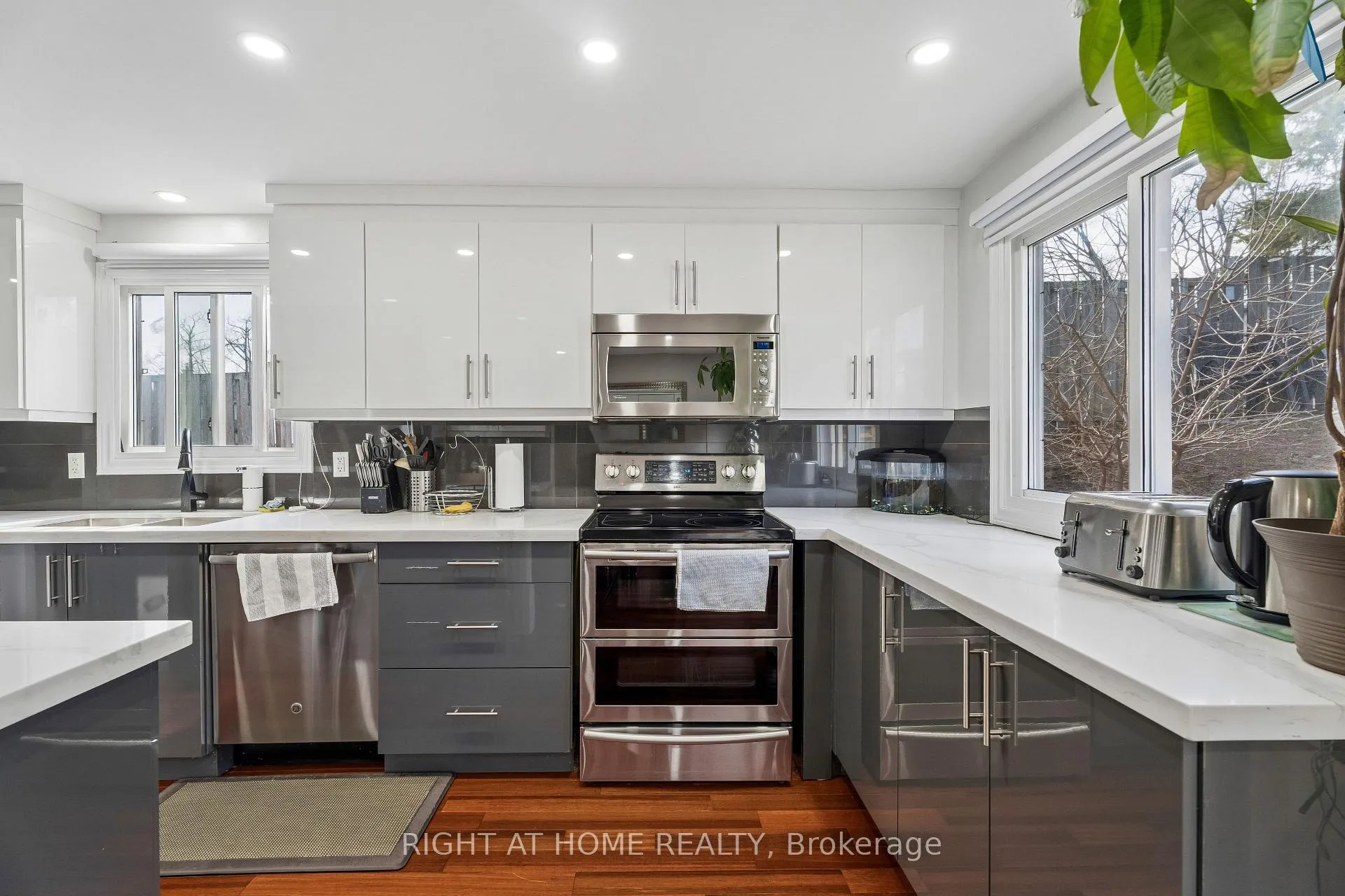 Photo 15 of 56 Hemingway Crescent, Barrie, Letitia Heights — HOMEH