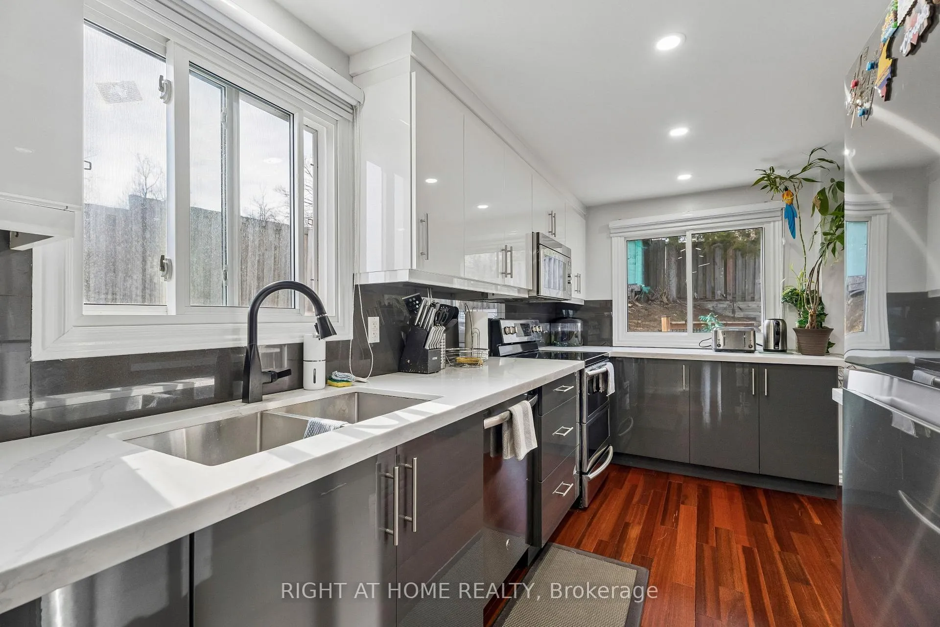 Photo 17 of 56 Hemingway Crescent, Barrie, Letitia Heights — HOMEH