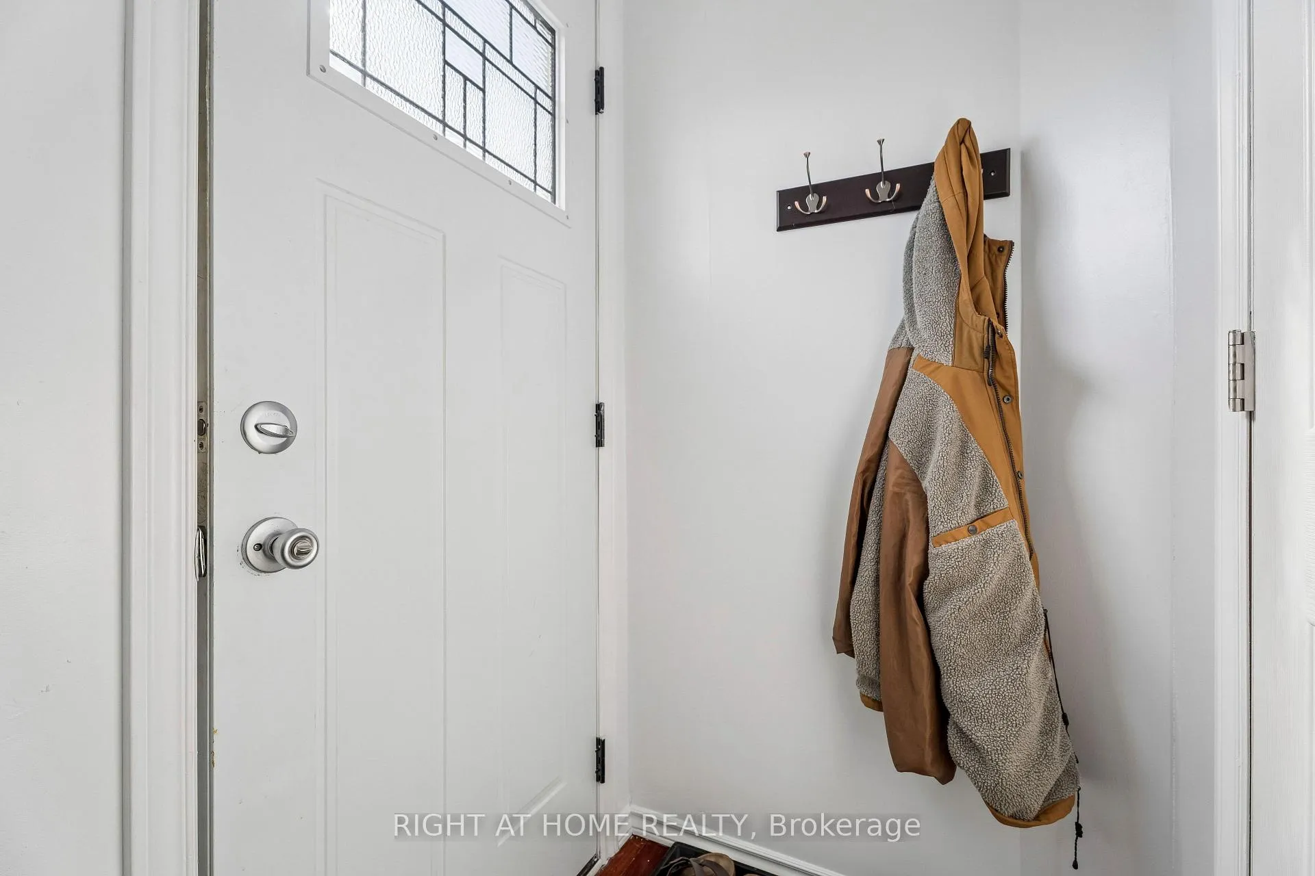 Photo 20 of 56 Hemingway Crescent, Barrie, Letitia Heights — HOMEH