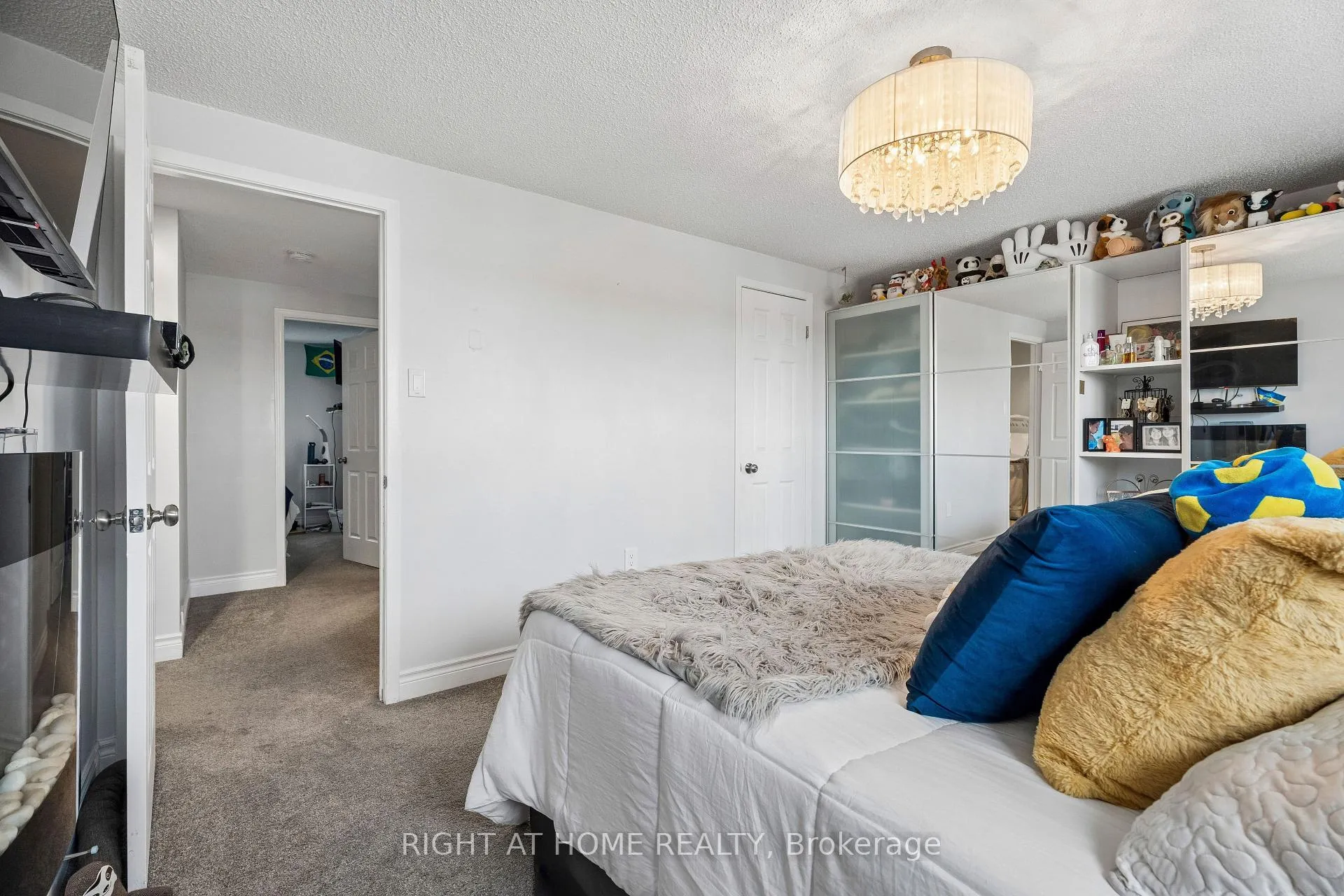 Photo 22 of 56 Hemingway Crescent, Barrie, Letitia Heights — HOMEH