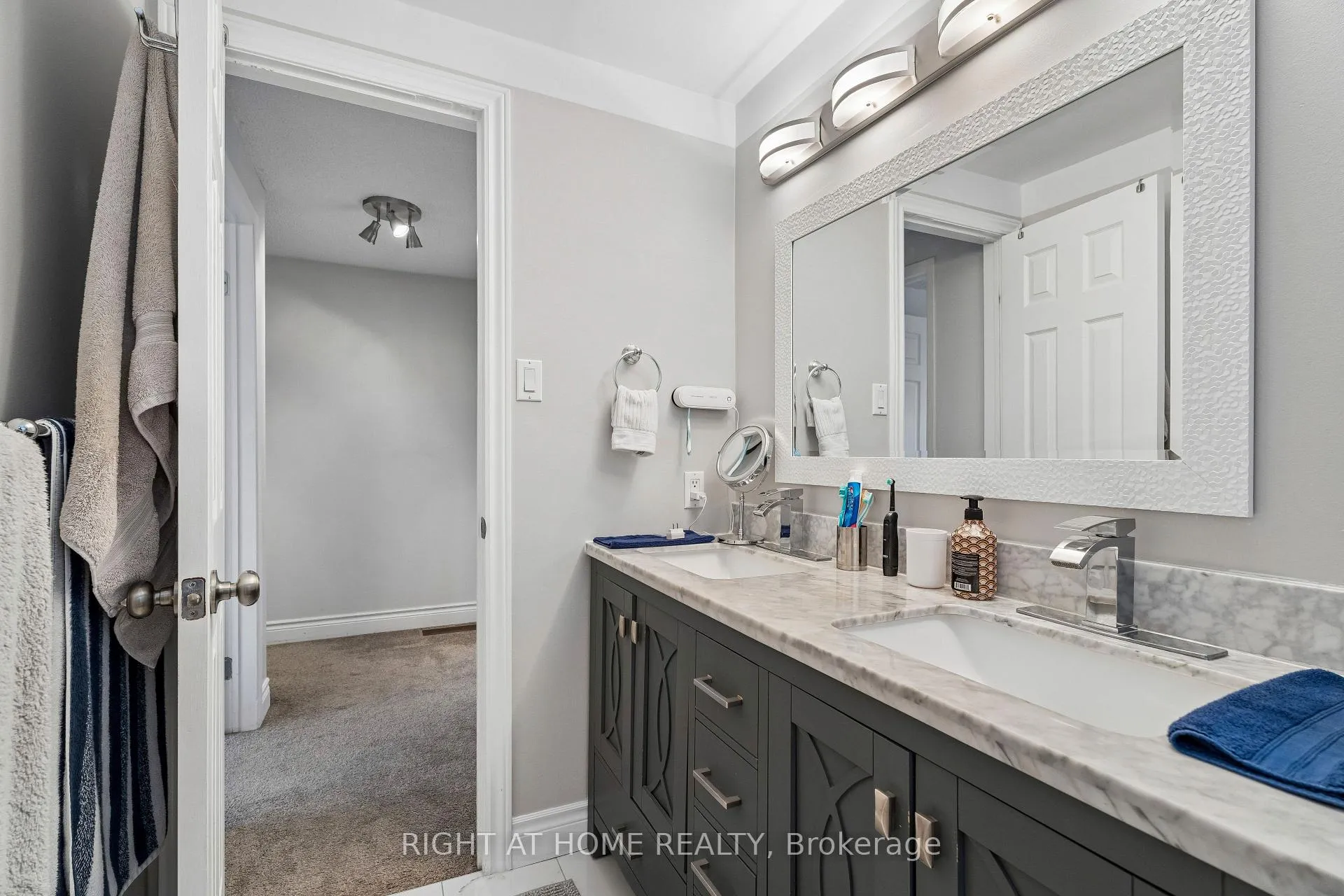Photo 25 of 56 Hemingway Crescent, Barrie, Letitia Heights — HOMEH