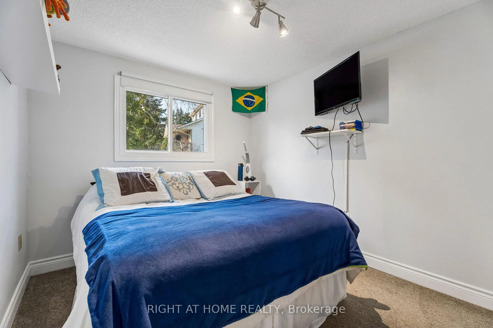 Photo 28 of 56 Hemingway Crescent, Barrie, Letitia Heights — HOMEH