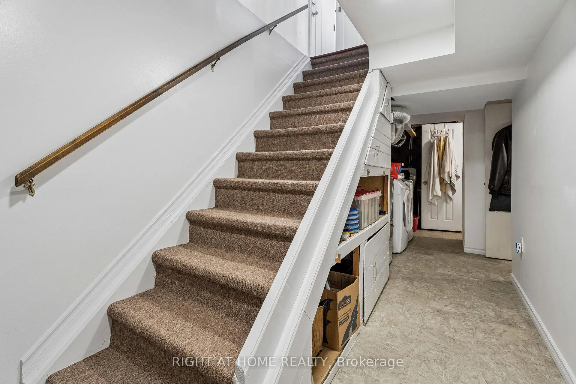 Photo 32 of 56 Hemingway Crescent, Barrie, Letitia Heights — HOMEH