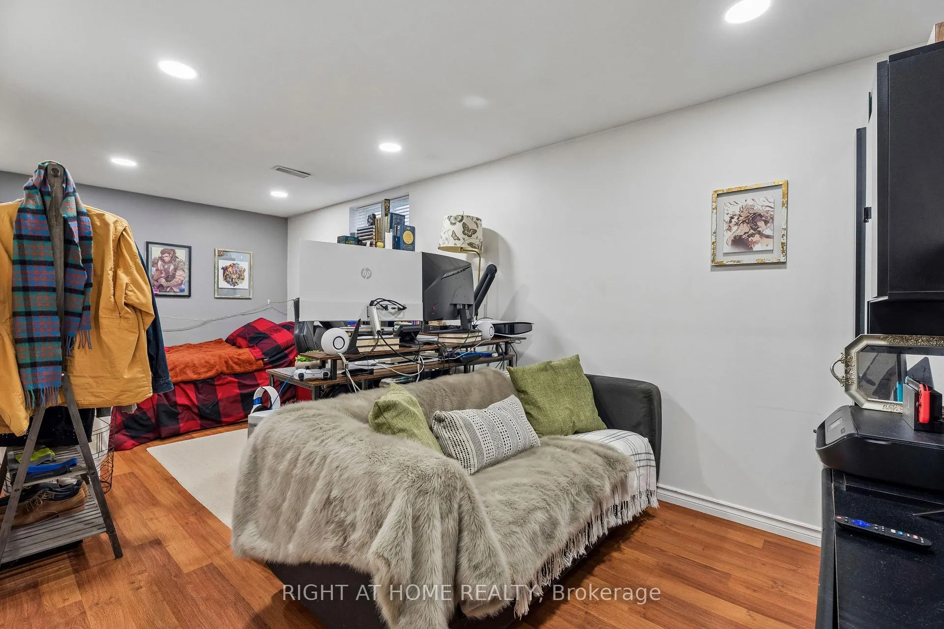 Photo 34 of 56 Hemingway Crescent, Barrie, Letitia Heights — HOMEH