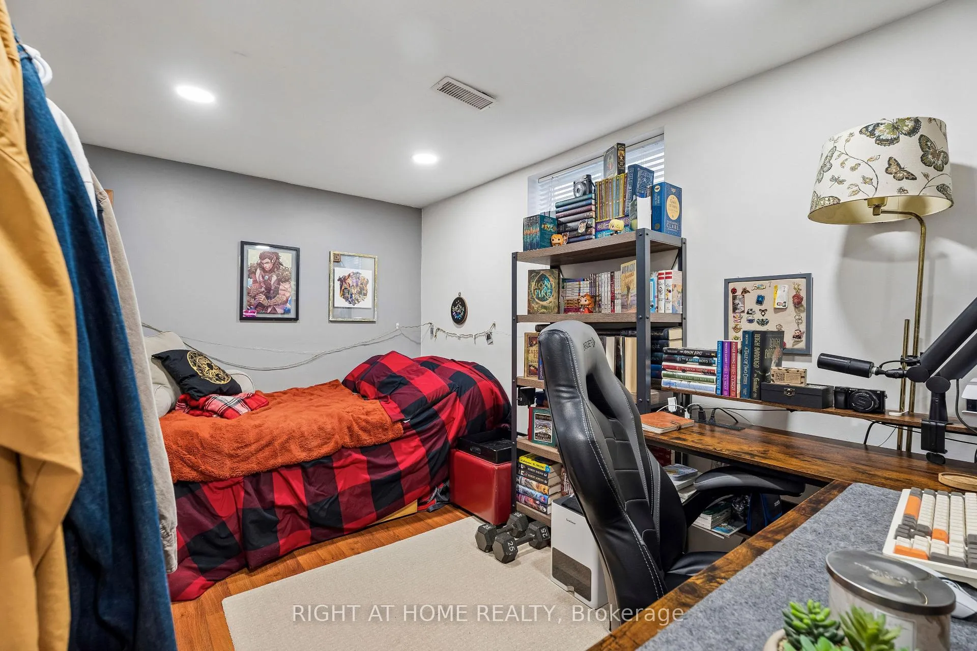 Photo 35 of 56 Hemingway Crescent, Barrie, Letitia Heights — HOMEH