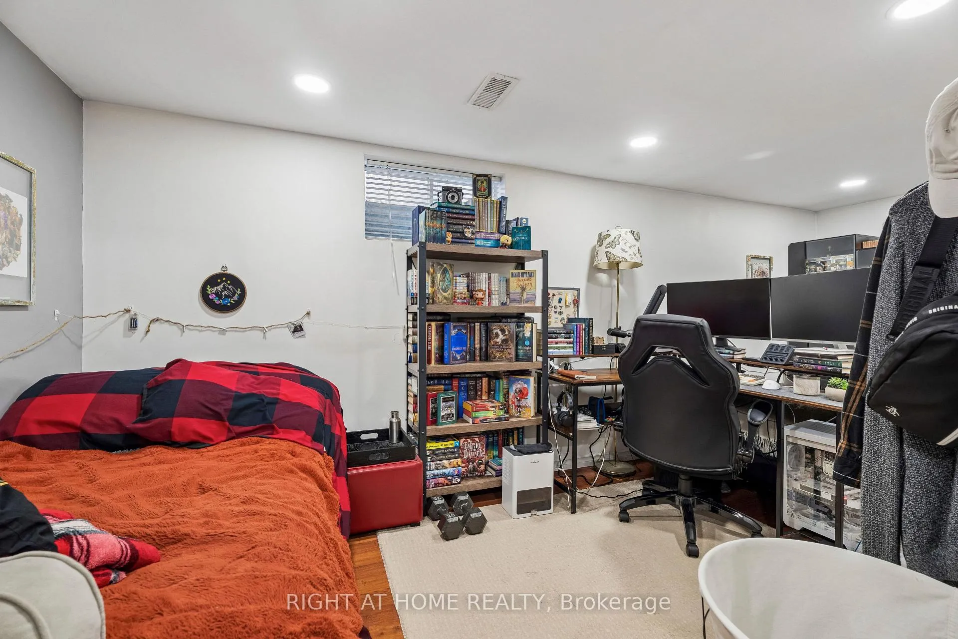 Photo 36 of 56 Hemingway Crescent, Barrie, Letitia Heights — HOMEH
