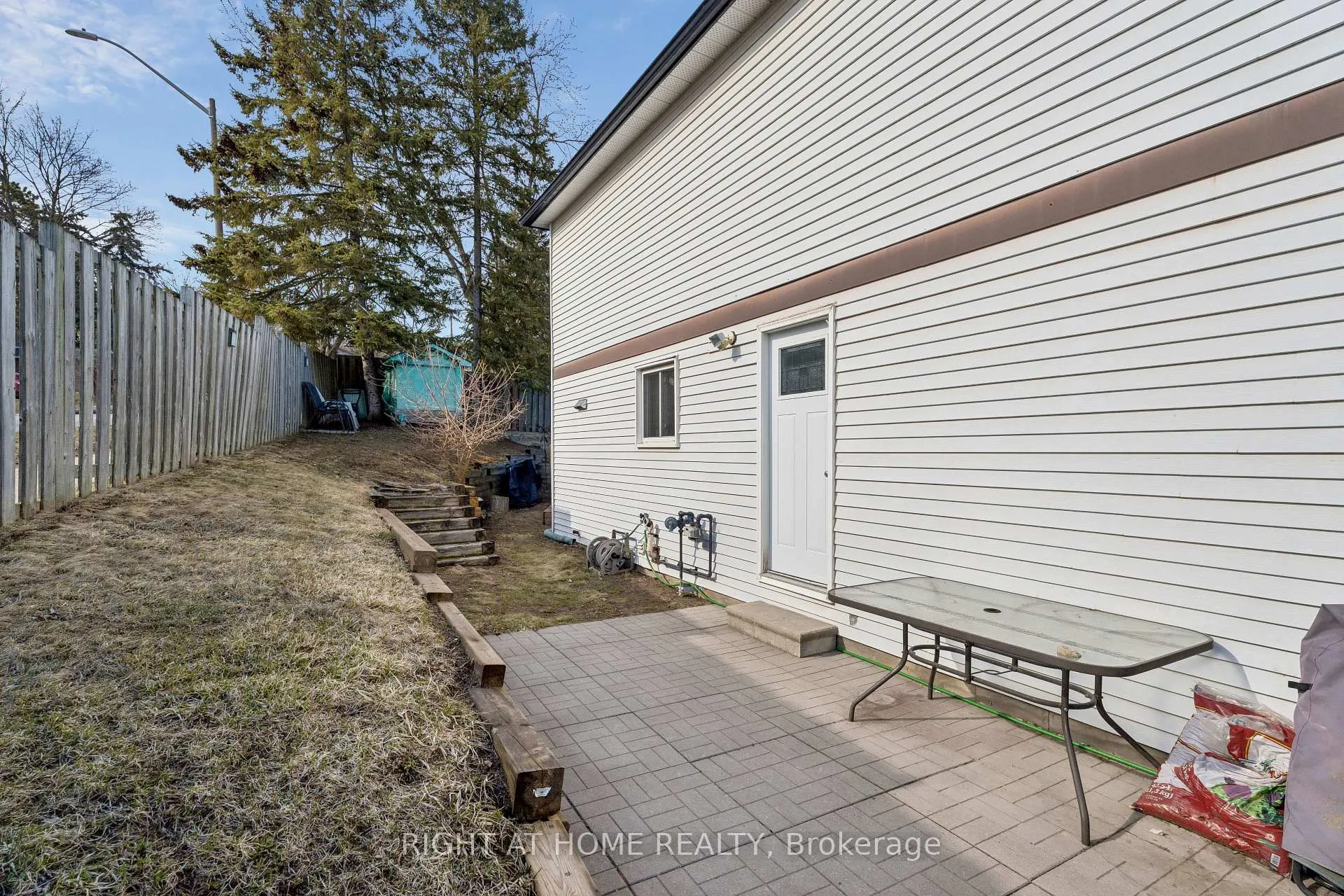 Photo 40 of 56 Hemingway Crescent, Barrie, Letitia Heights — HOMEH