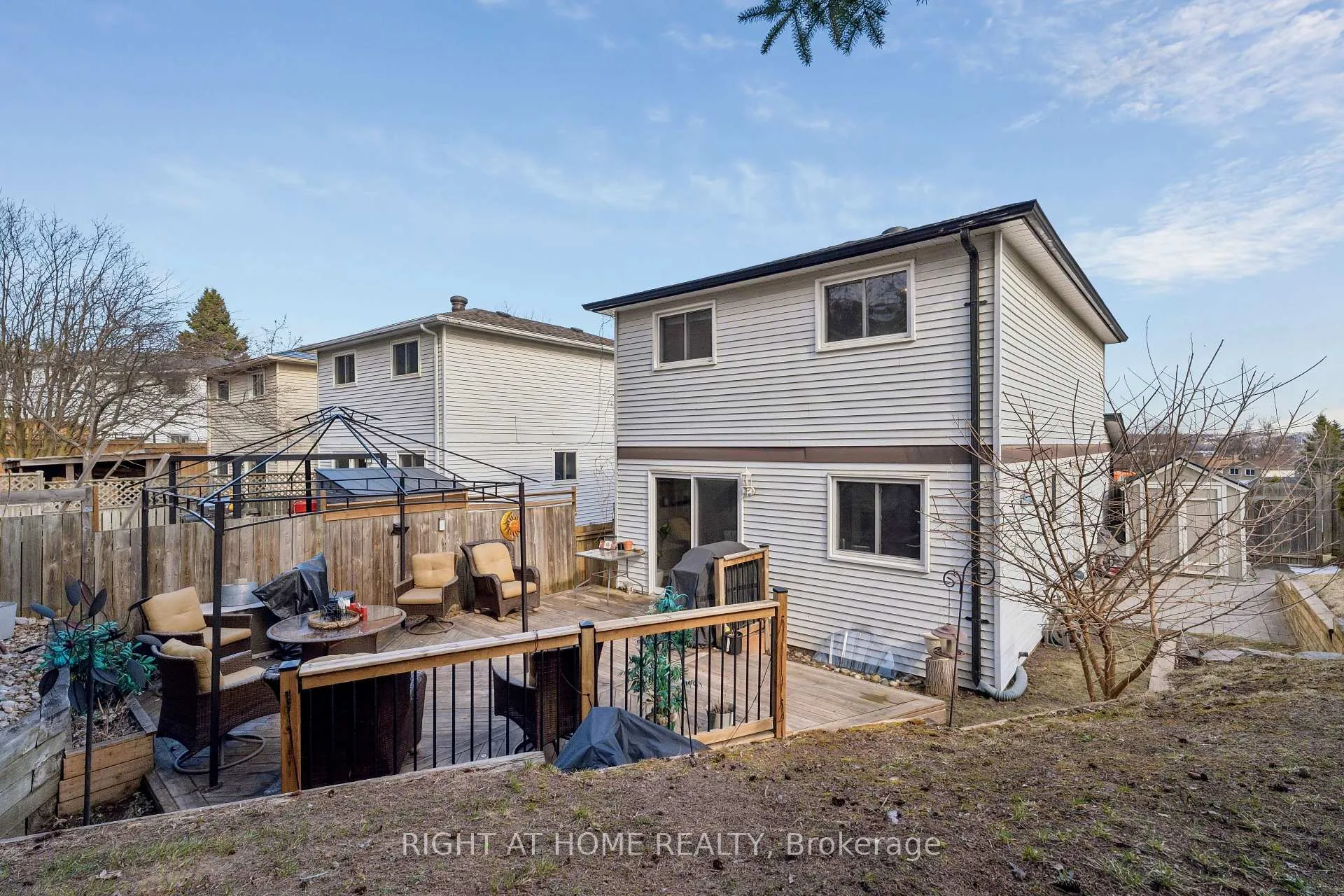 Photo 42 of 56 Hemingway Crescent, Barrie, Letitia Heights — HOMEH