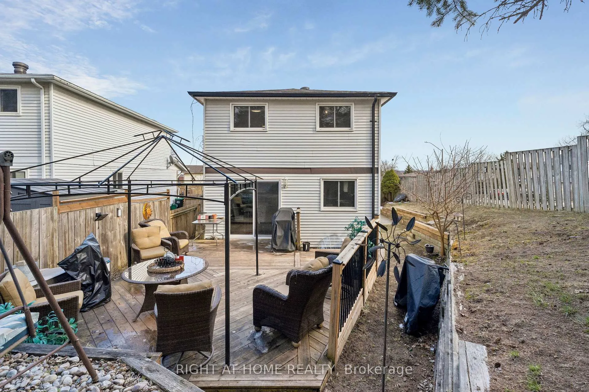 Photo 43 of 56 Hemingway Crescent, Barrie, Letitia Heights — HOMEH
