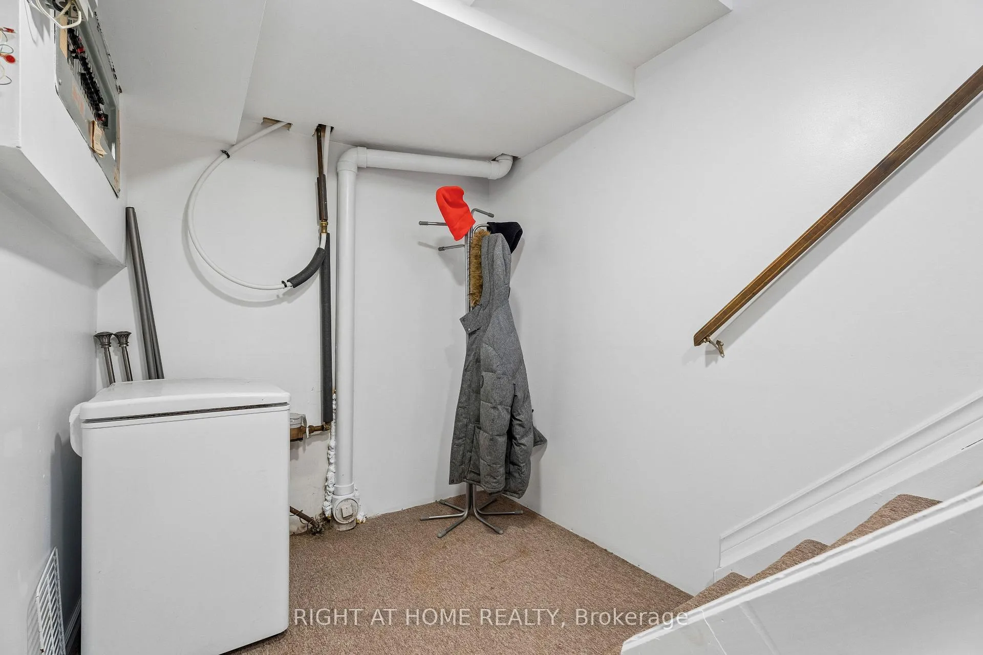 Photo 46 of 56 Hemingway Crescent, Barrie, Letitia Heights — HOMEH