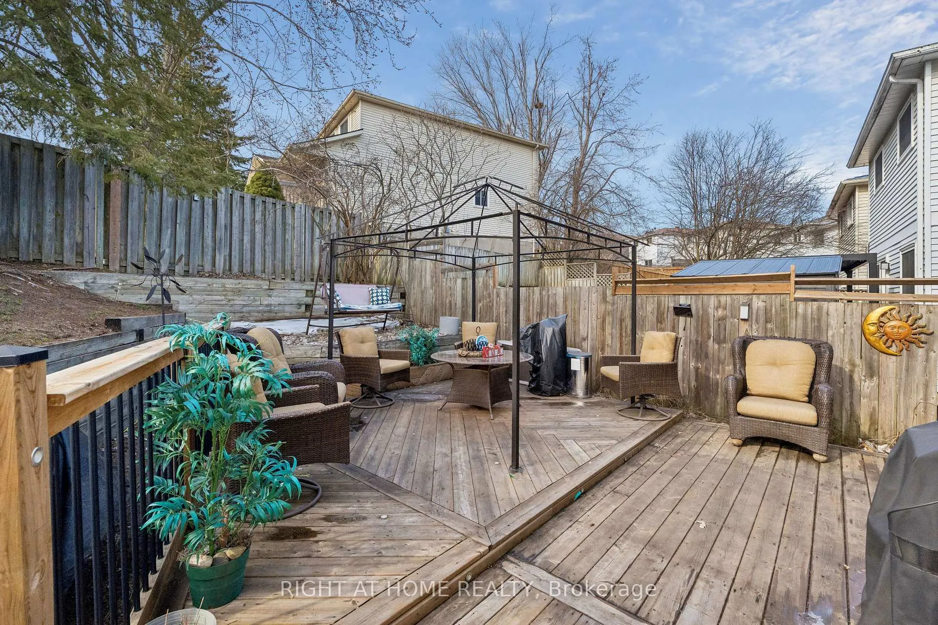 Photo 48 of 56 Hemingway Crescent, Barrie, Letitia Heights — HOMEH