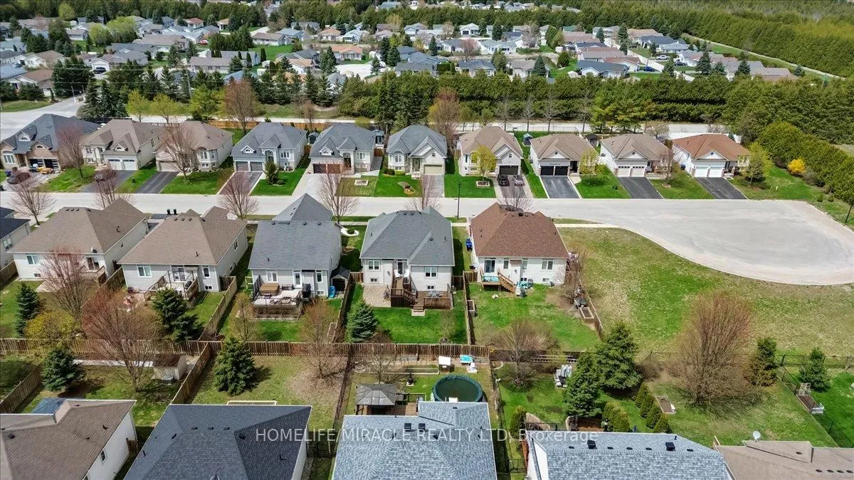 Photo 4 of 12 Broadpoint Street, Wasaga Beach — HOMEH