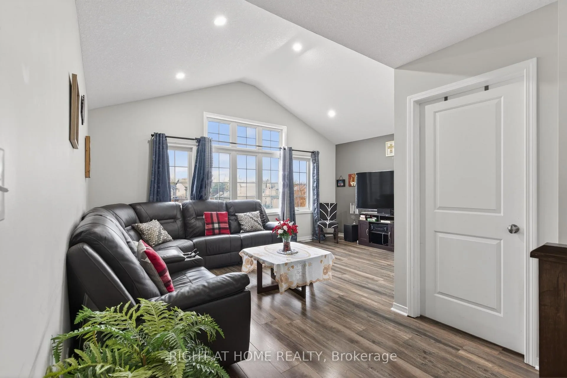 Photo 19 of 963 Bianca Court, Kitchener — HOMEH