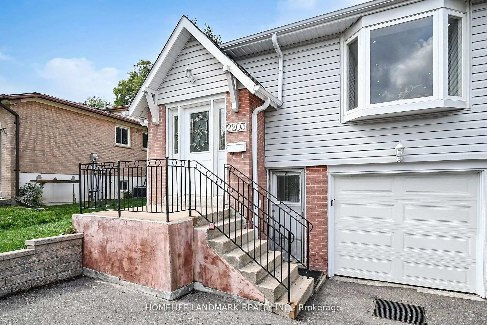 Photo 2 of 2203 Council Ring Road, Mississauga, Erin Mills — HOMEH
