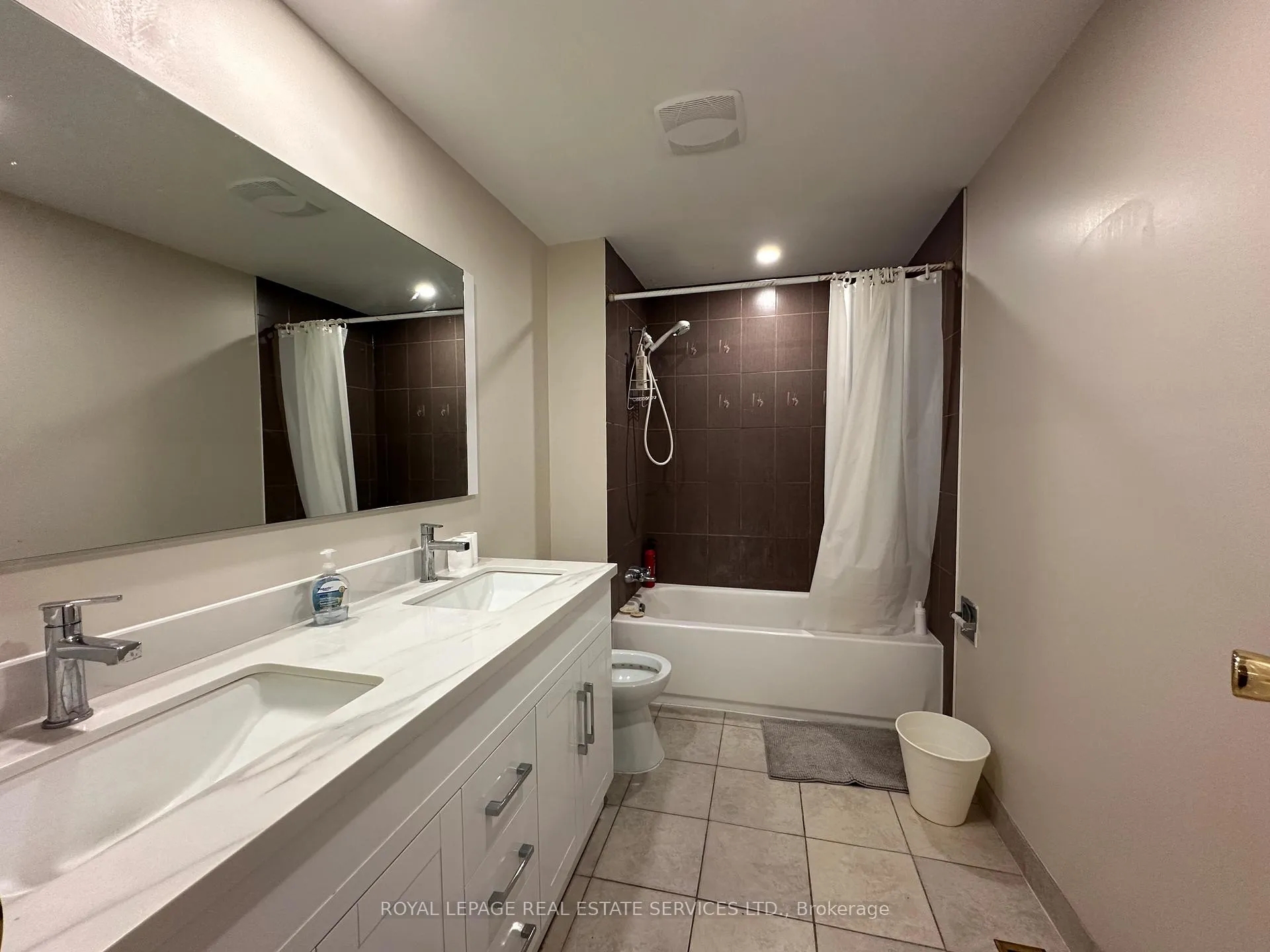 Photo 18 of 2079 The Collegeway, Mississauga, Erin Mills — HOMEH