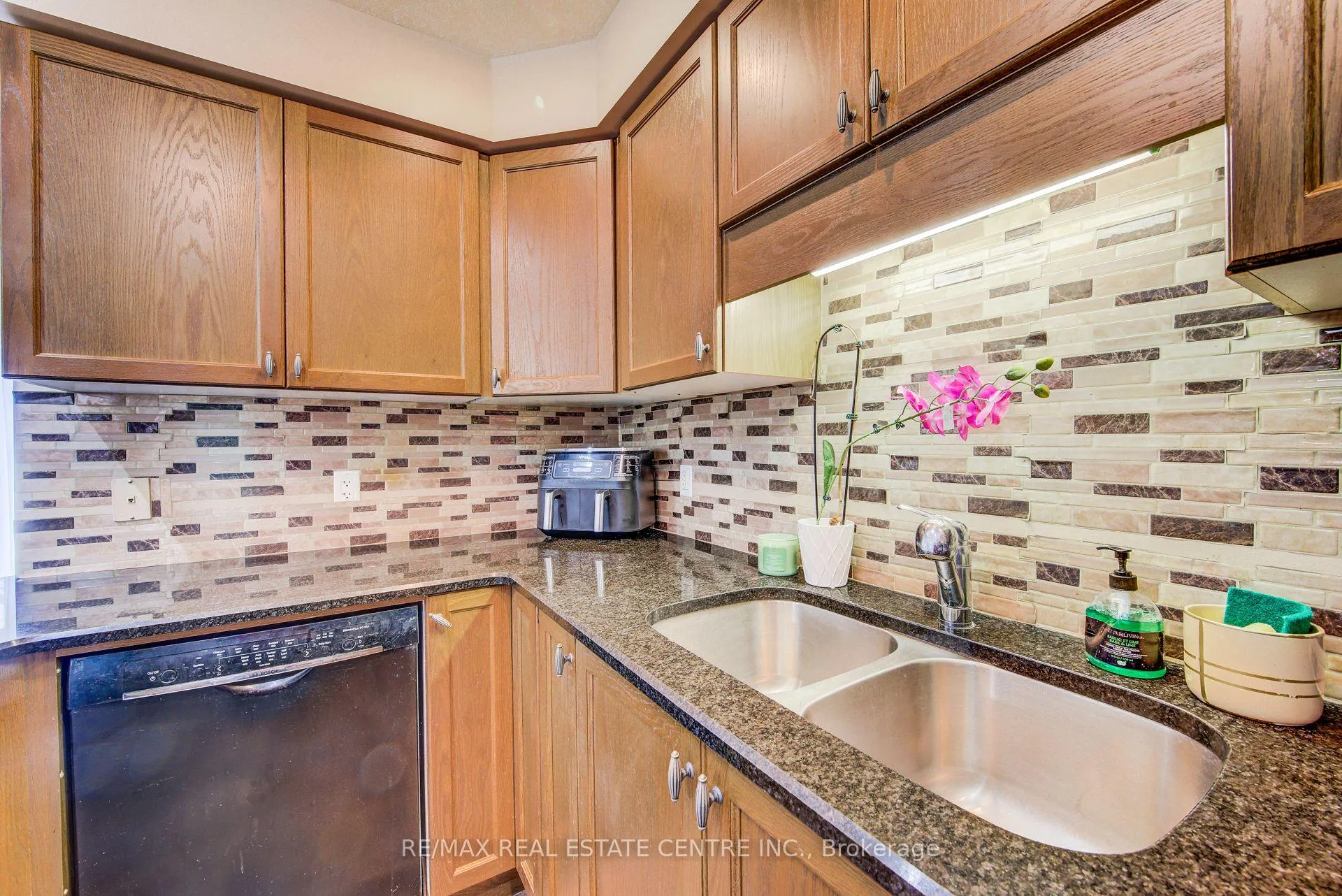 Photo 15 of Unit 7, 330 Dearborn Boulevard, Waterloo — HOMEH