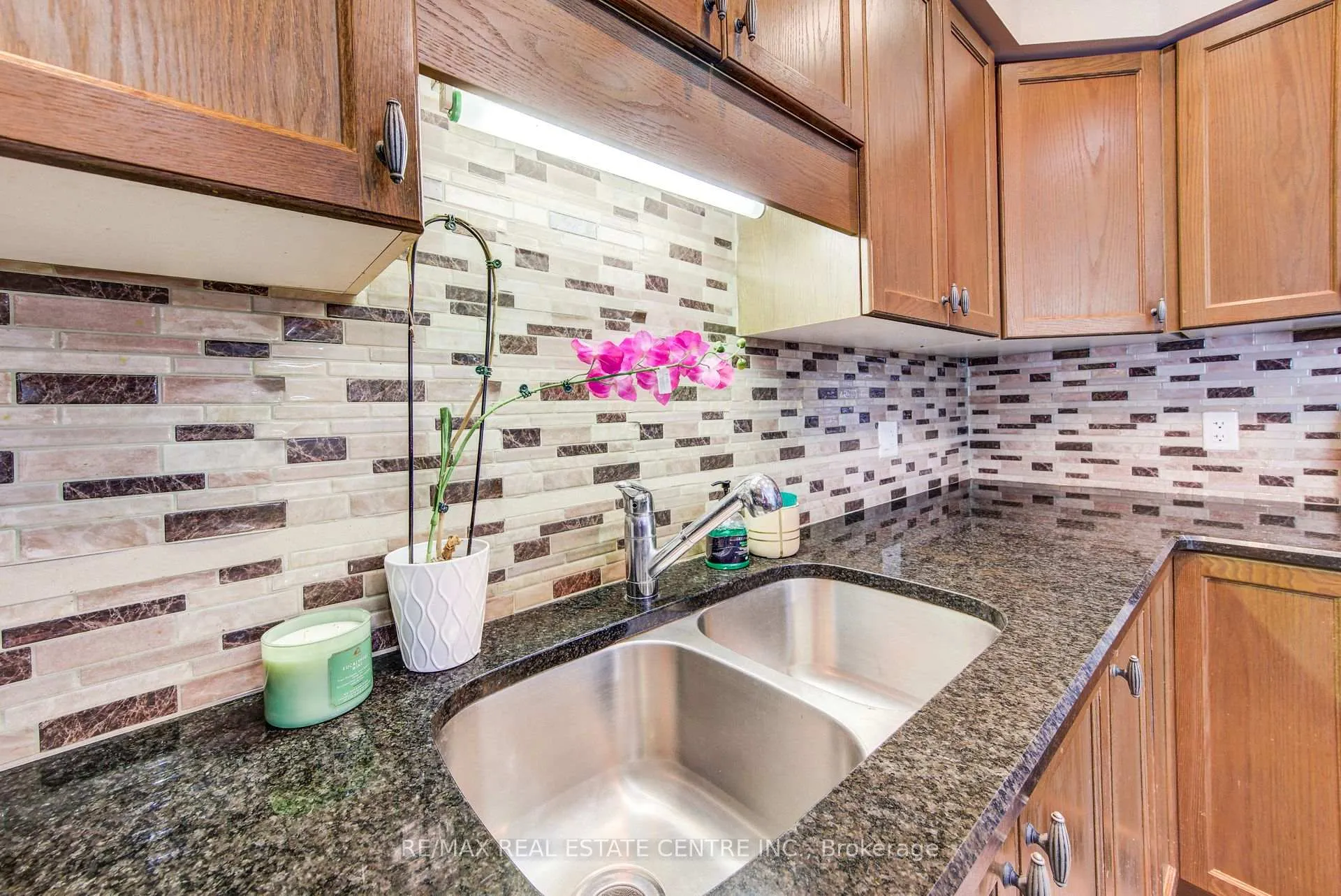 Photo 16 of Unit 7, 330 Dearborn Boulevard, Waterloo — HOMEH