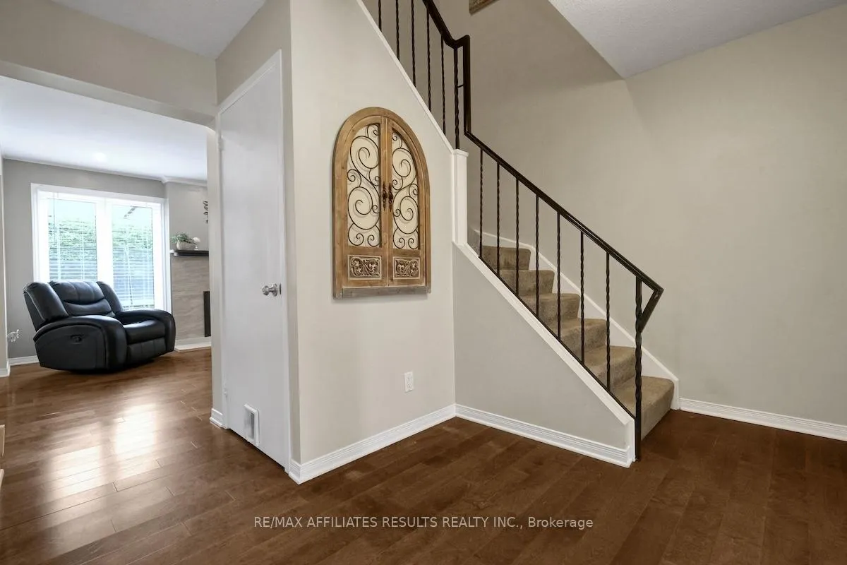 Photo 5 of 40 Nanook Crescent, Ottawa, Kanata - Katimavik — HOMEH