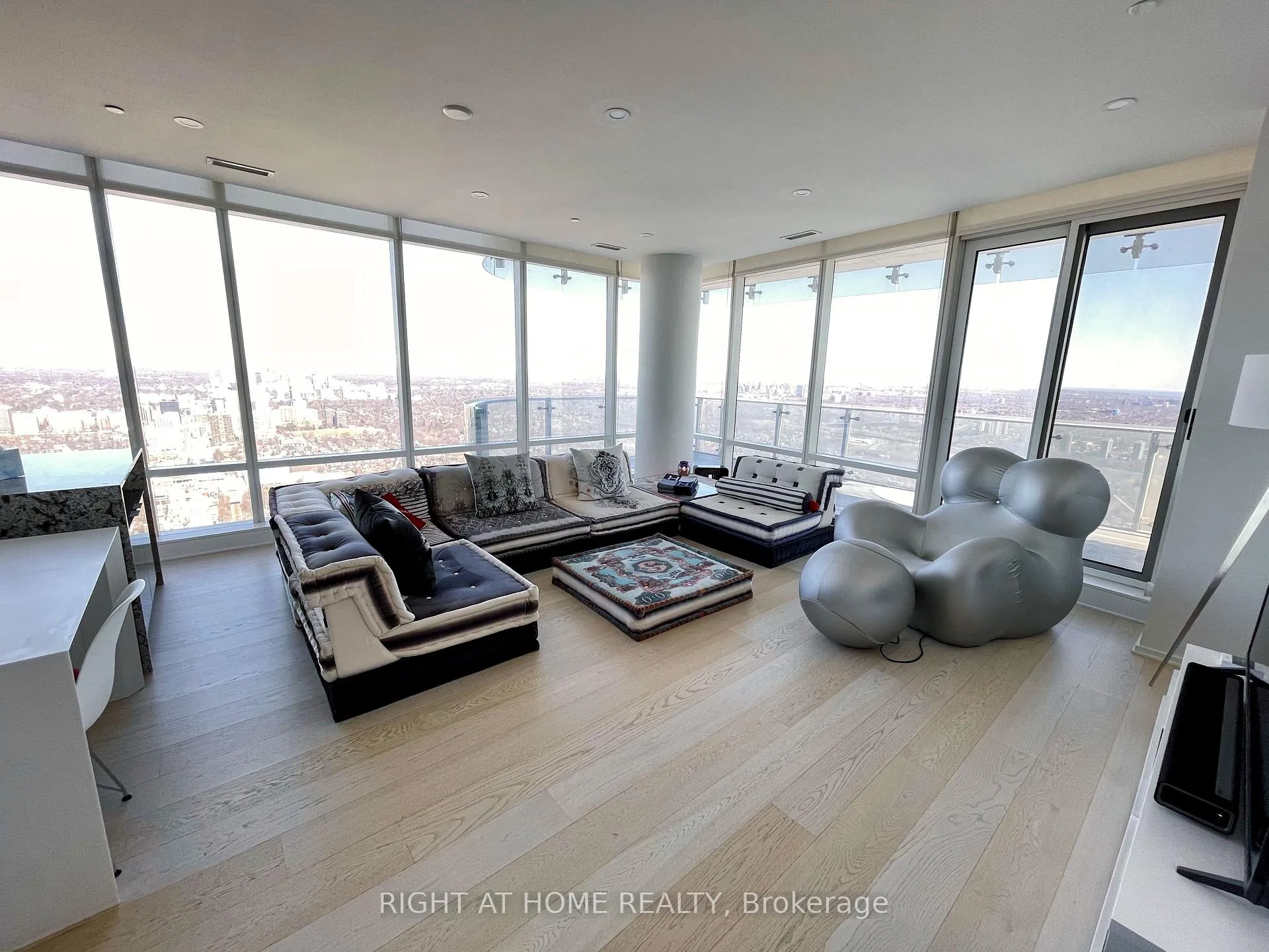 Photo 4 of Unit 7401, 1 Bloor Street E, Toronto, Church-Yonge Corridor — HOMEH