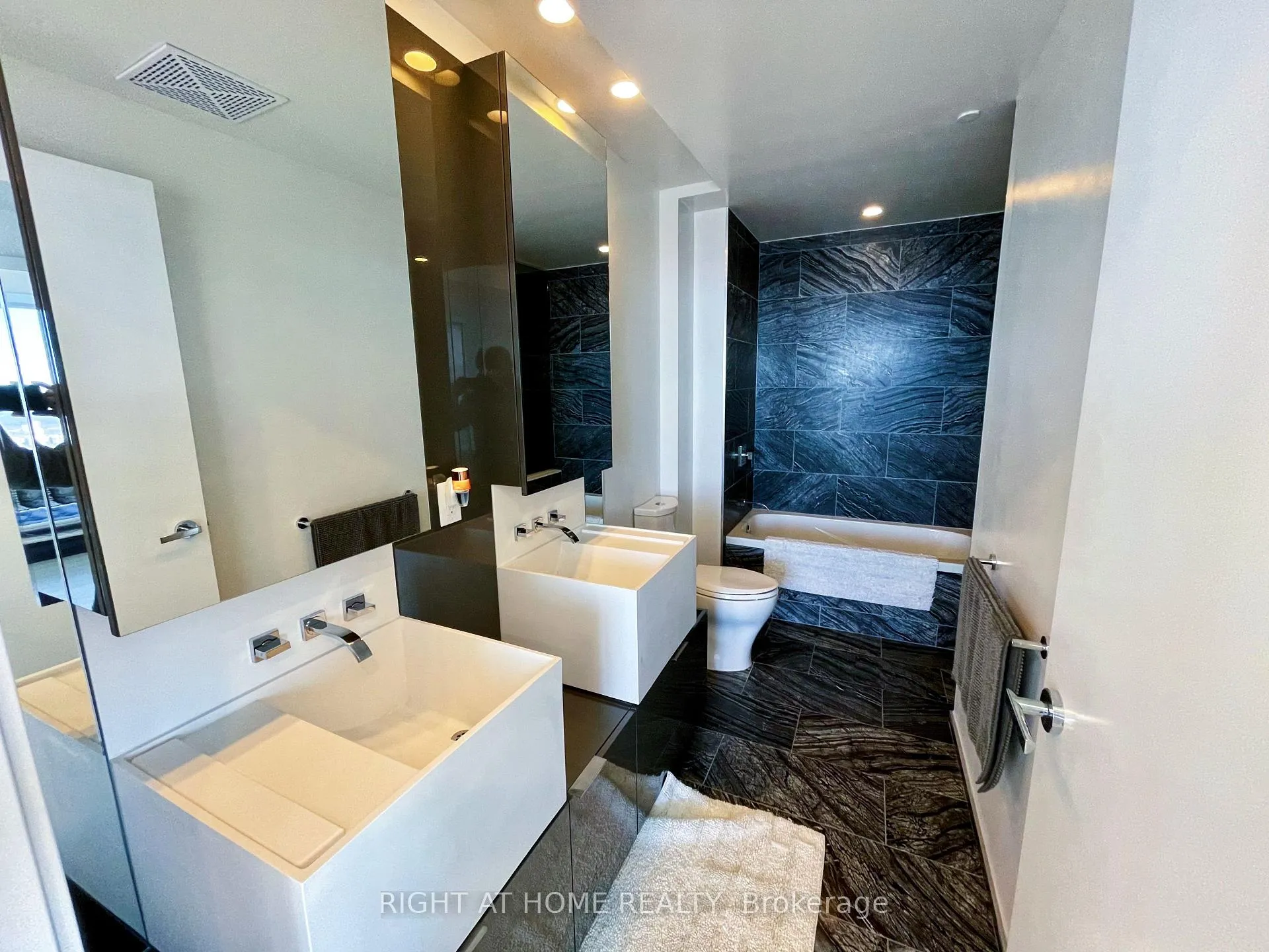 Photo 6 of Unit 7401, 1 Bloor Street E, Toronto, Church-Yonge Corridor — HOMEH