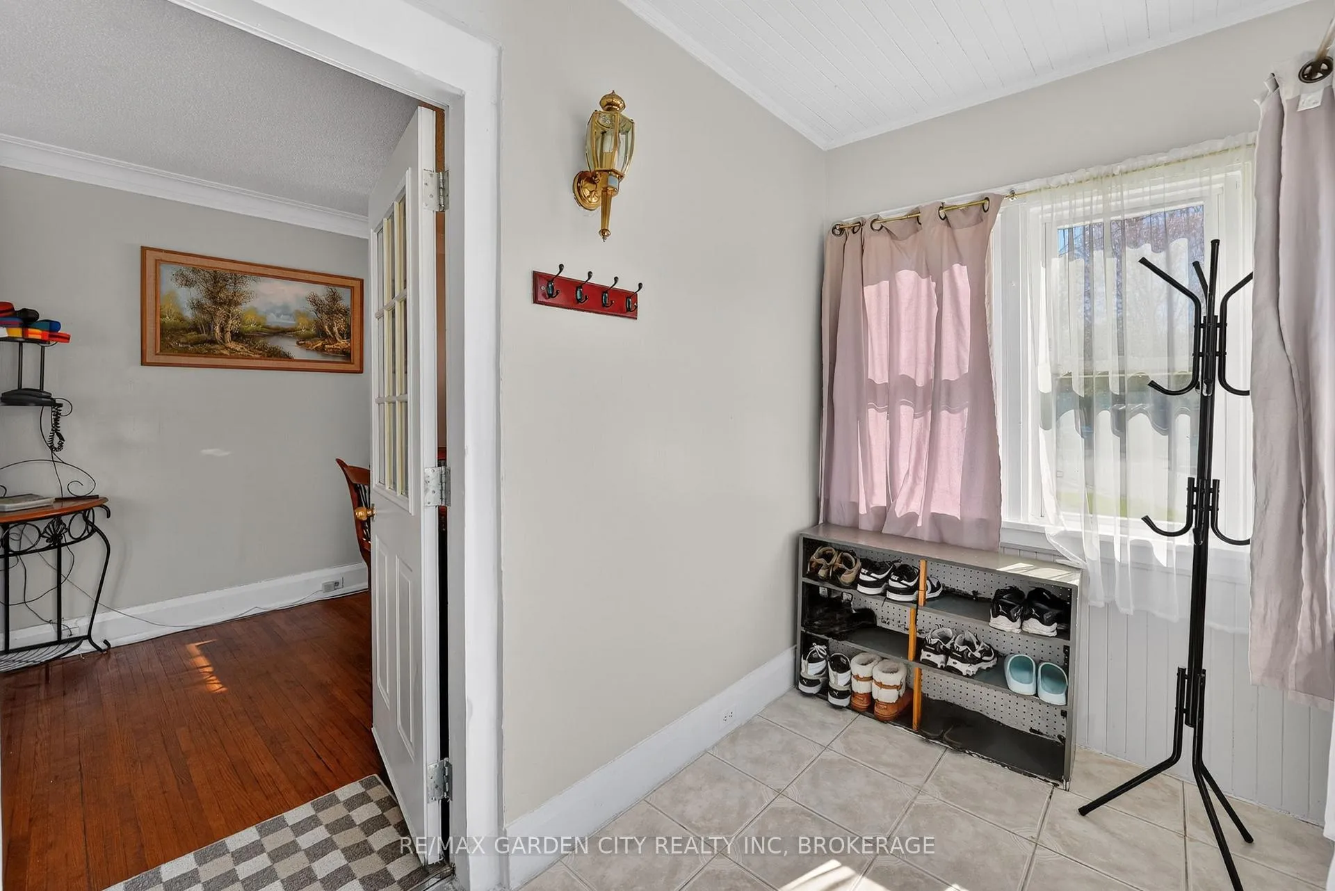 Photo 4 of 3 Delaware Avenue, St. Catharines, Facer — HOMEH