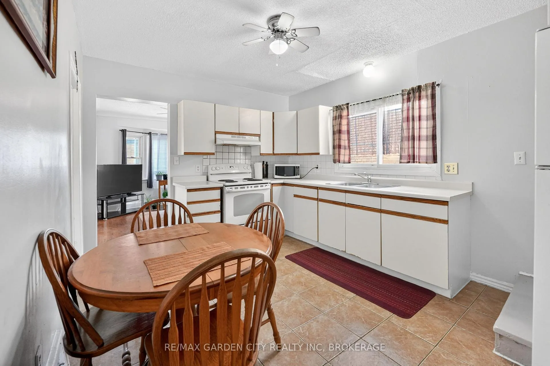 Photo 11 of 3 Delaware Avenue, St. Catharines, Facer — HOMEH