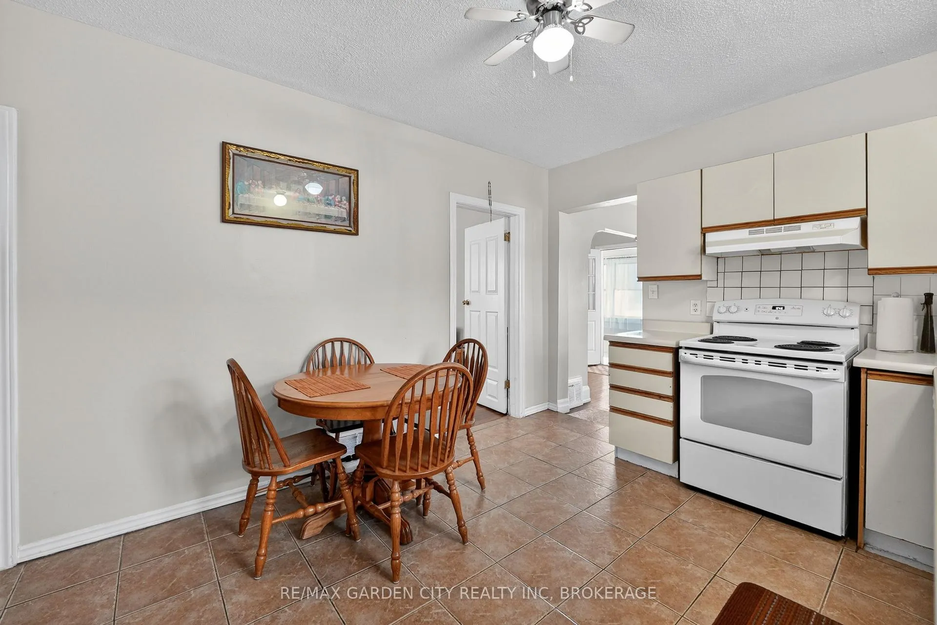 Photo 12 of 3 Delaware Avenue, St. Catharines, Facer — HOMEH