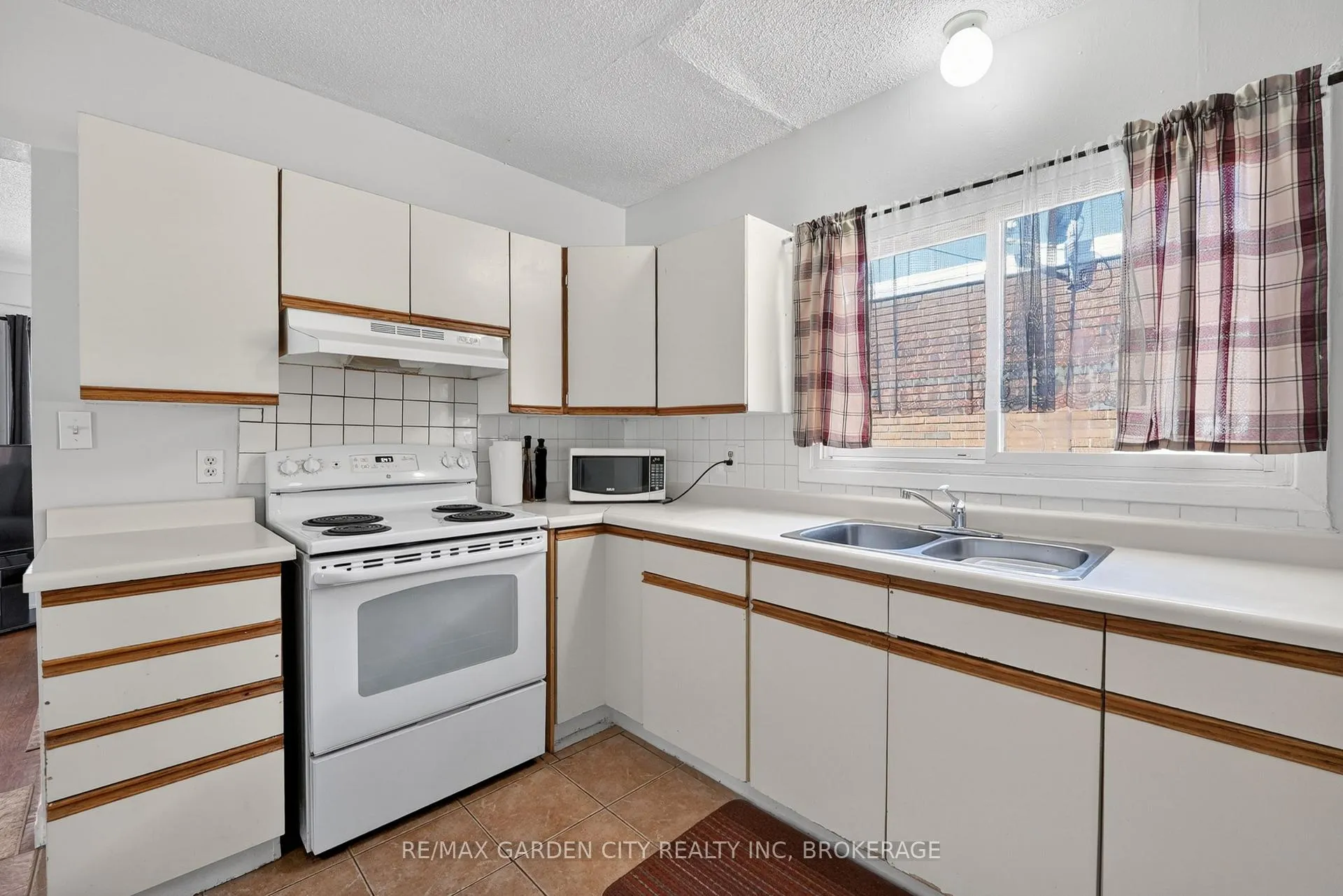 Photo 14 of 3 Delaware Avenue, St. Catharines, Facer — HOMEH