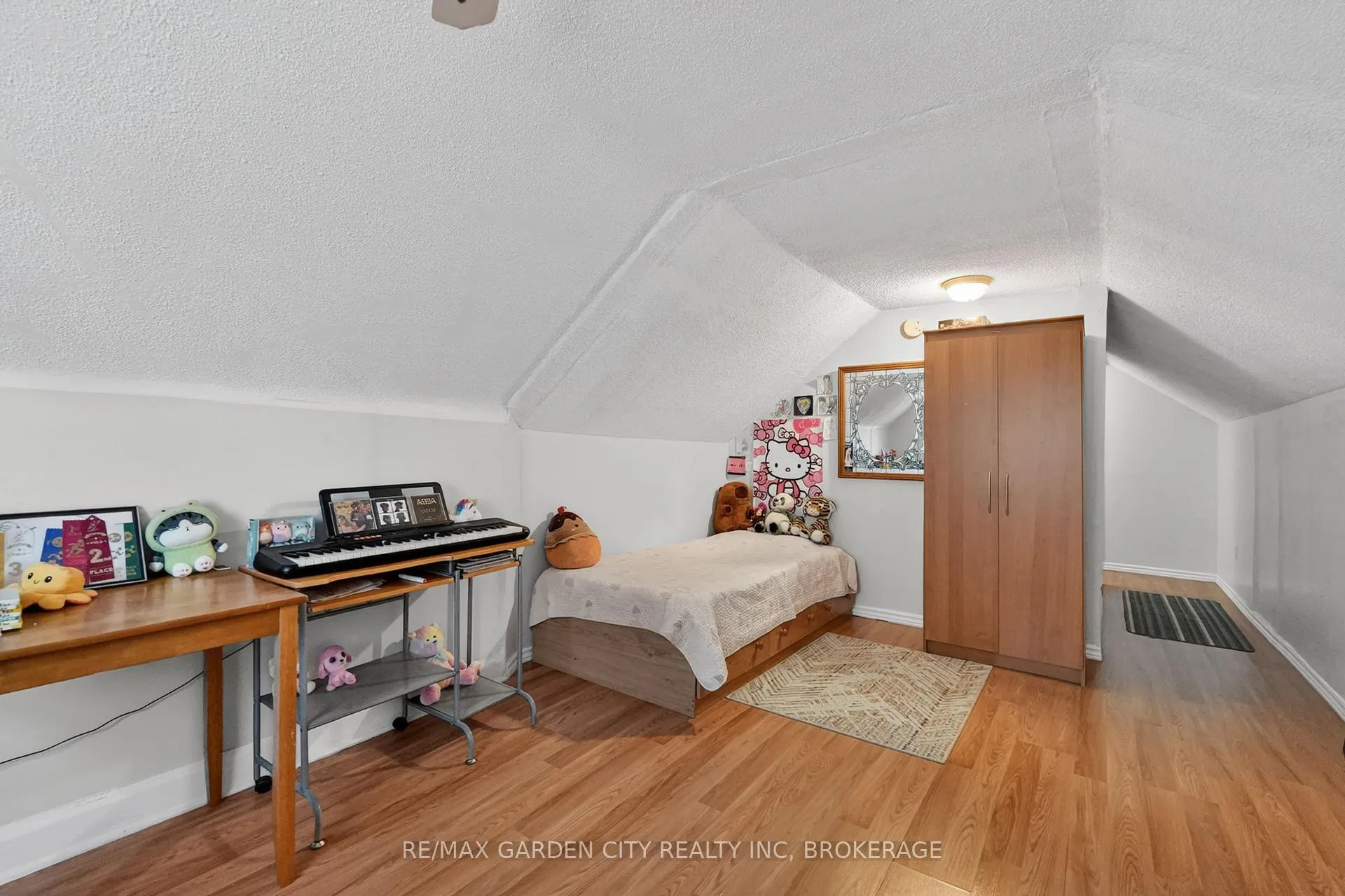 Photo 21 of 3 Delaware Avenue, St. Catharines, Facer — HOMEH