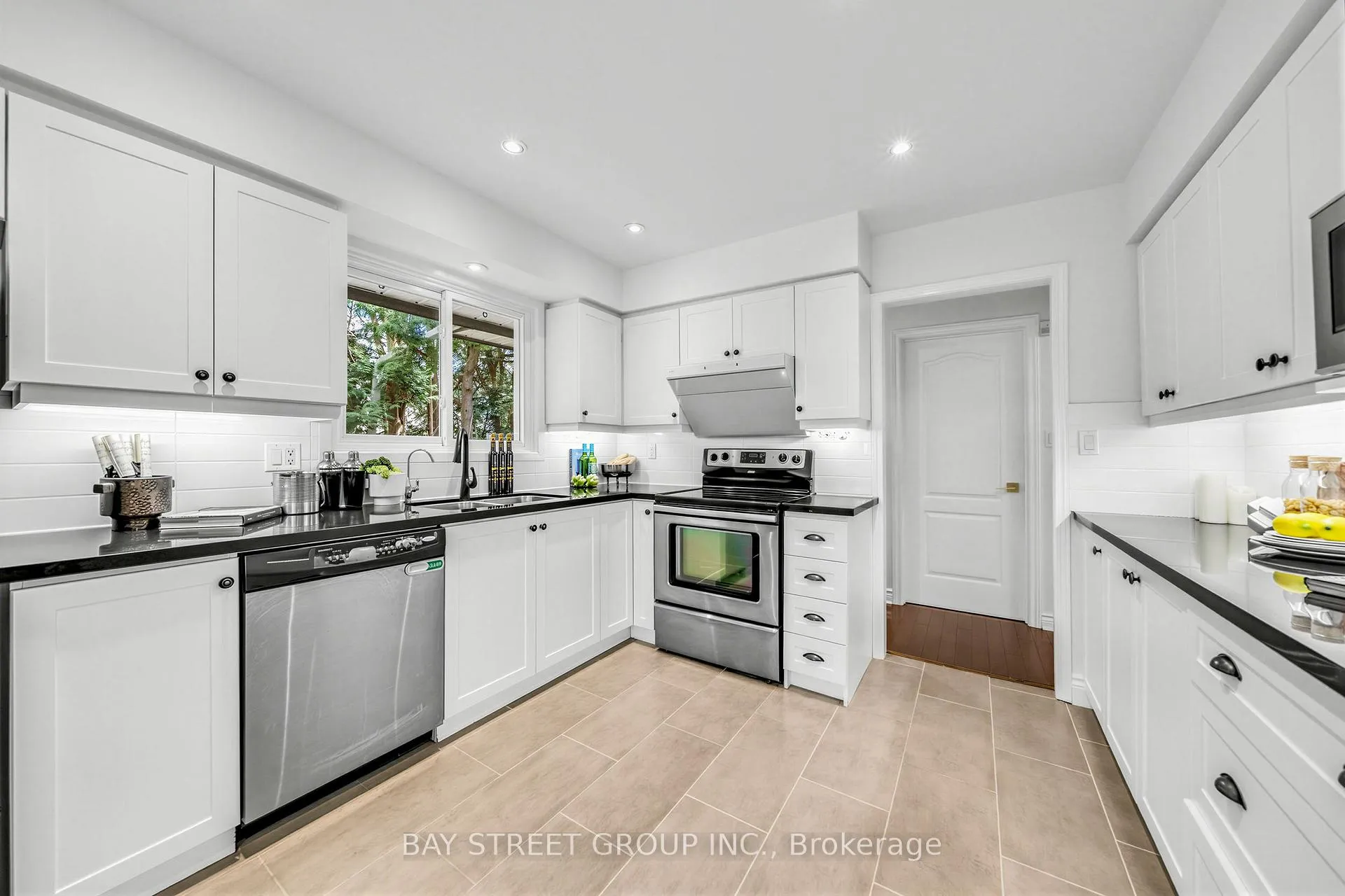Photo 16 of 62 Captain Rolph Court, Markham, Markham Village — HOMEH