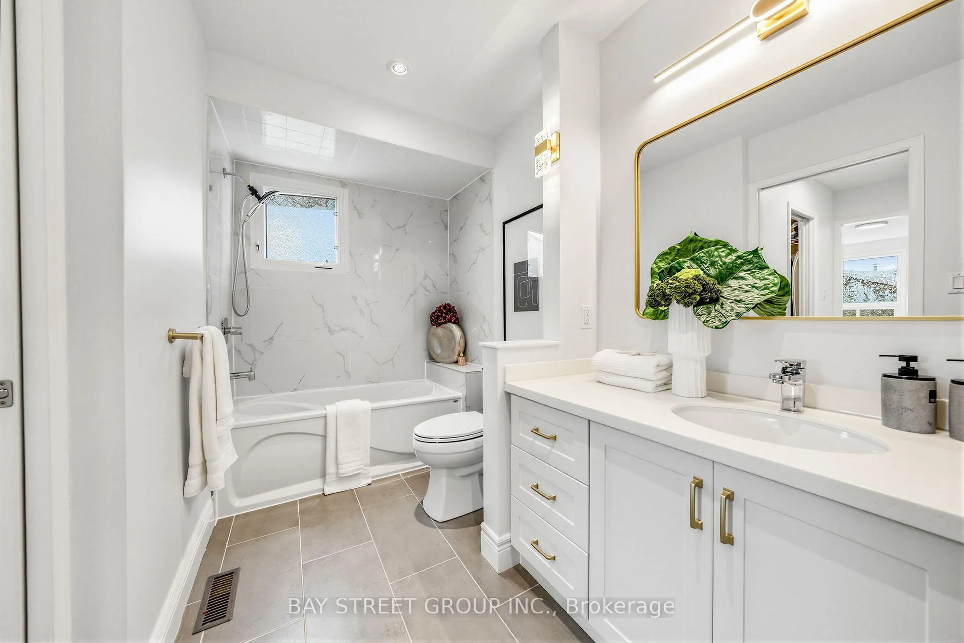 Photo 31 of 62 Captain Rolph Court, Markham, Markham Village — HOMEH