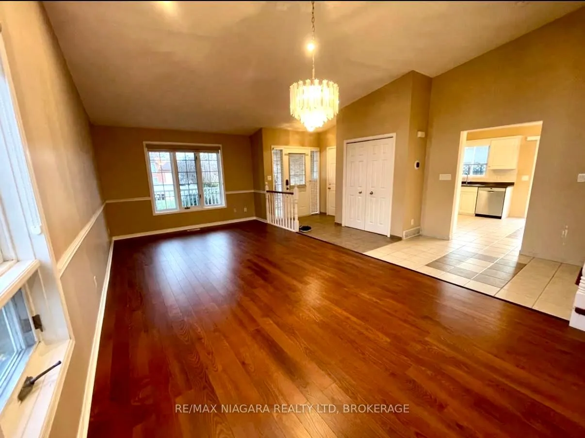 Photo 3 of 7731 Mulhern Street, Niagara Falls, Ascot — HOMEH