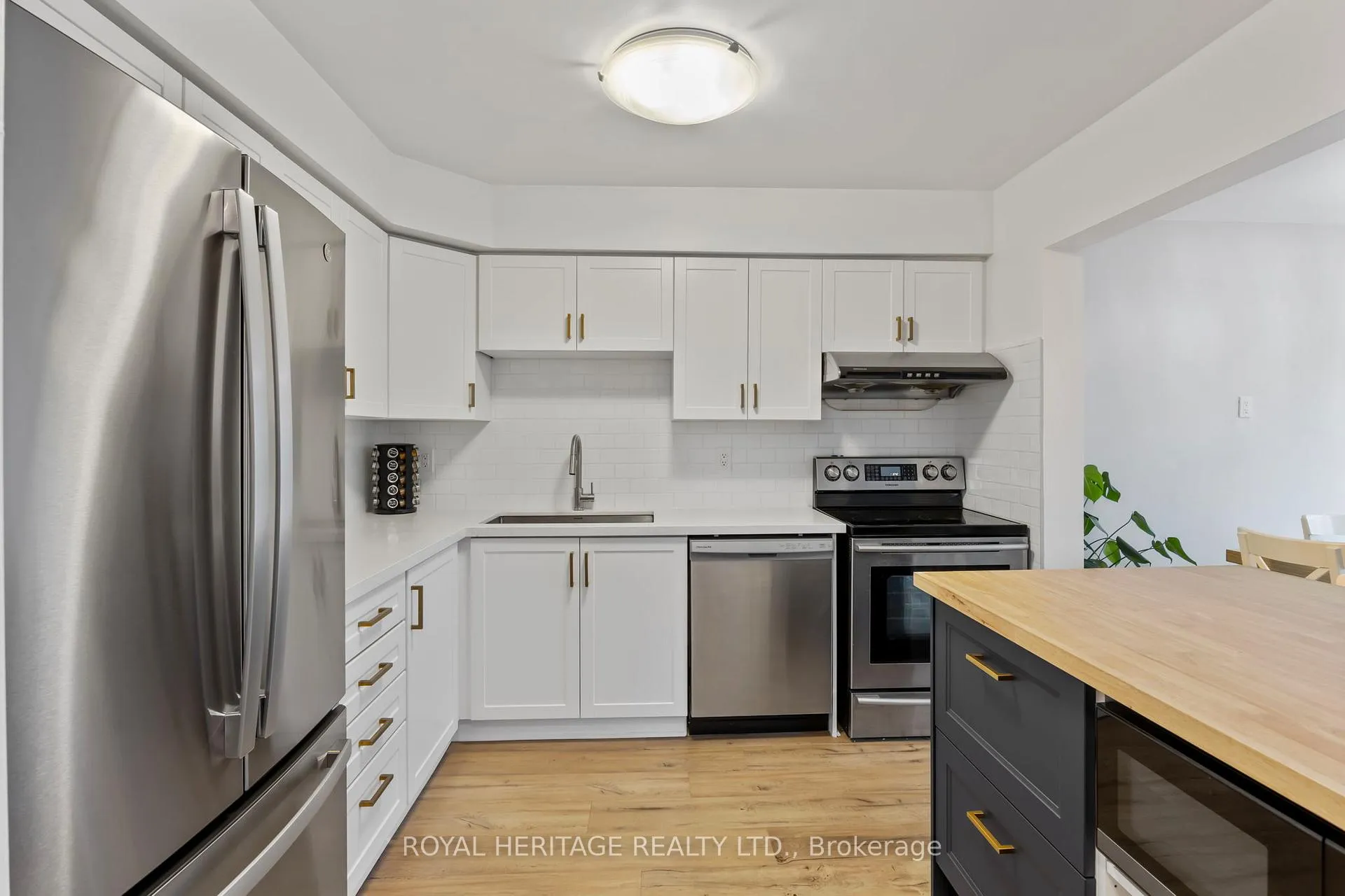 Photo 3 of 1251 Quest Circle, Mississauga, Meadowvale Village — HOMEH