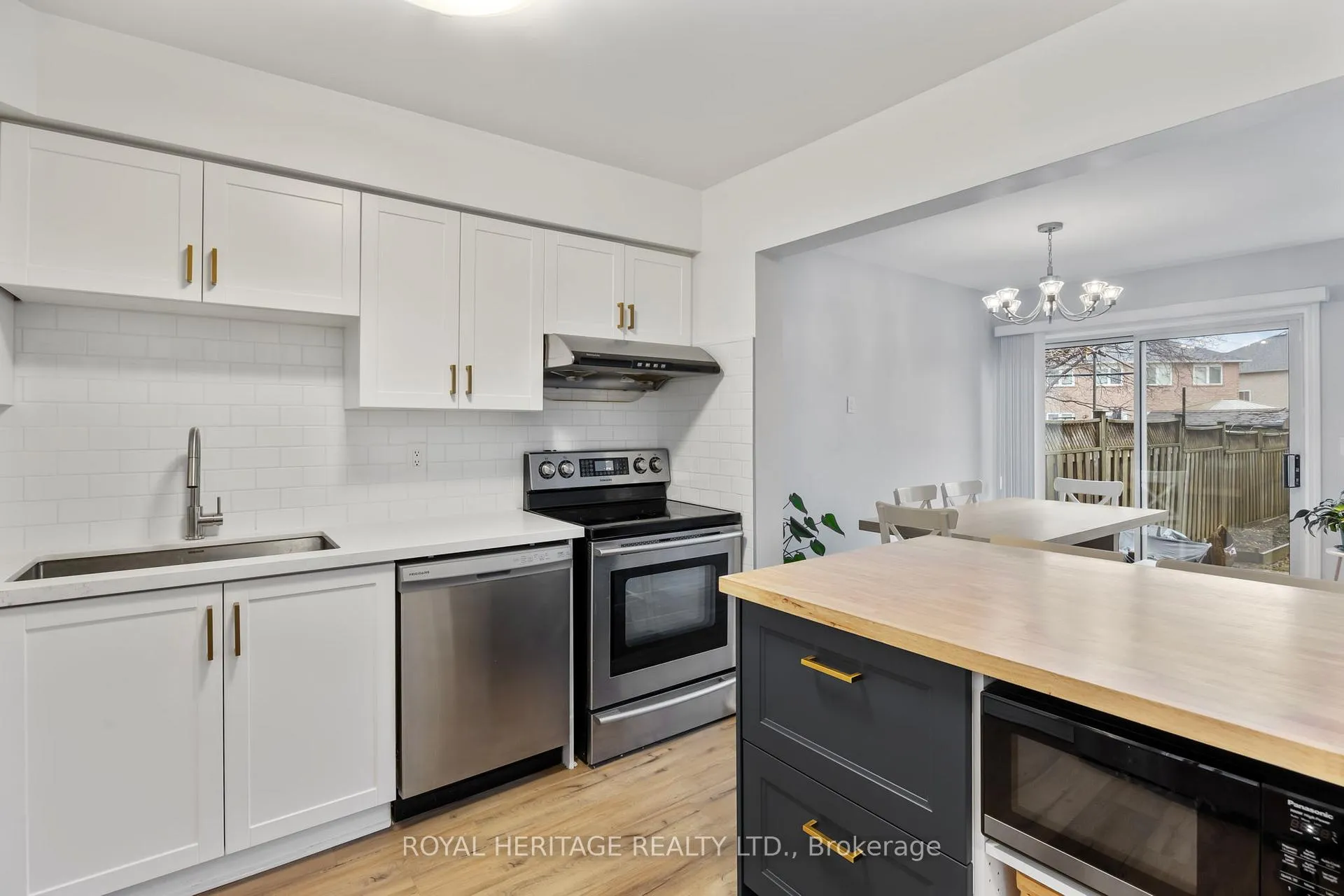 Photo 4 of 1251 Quest Circle, Mississauga, Meadowvale Village — HOMEH