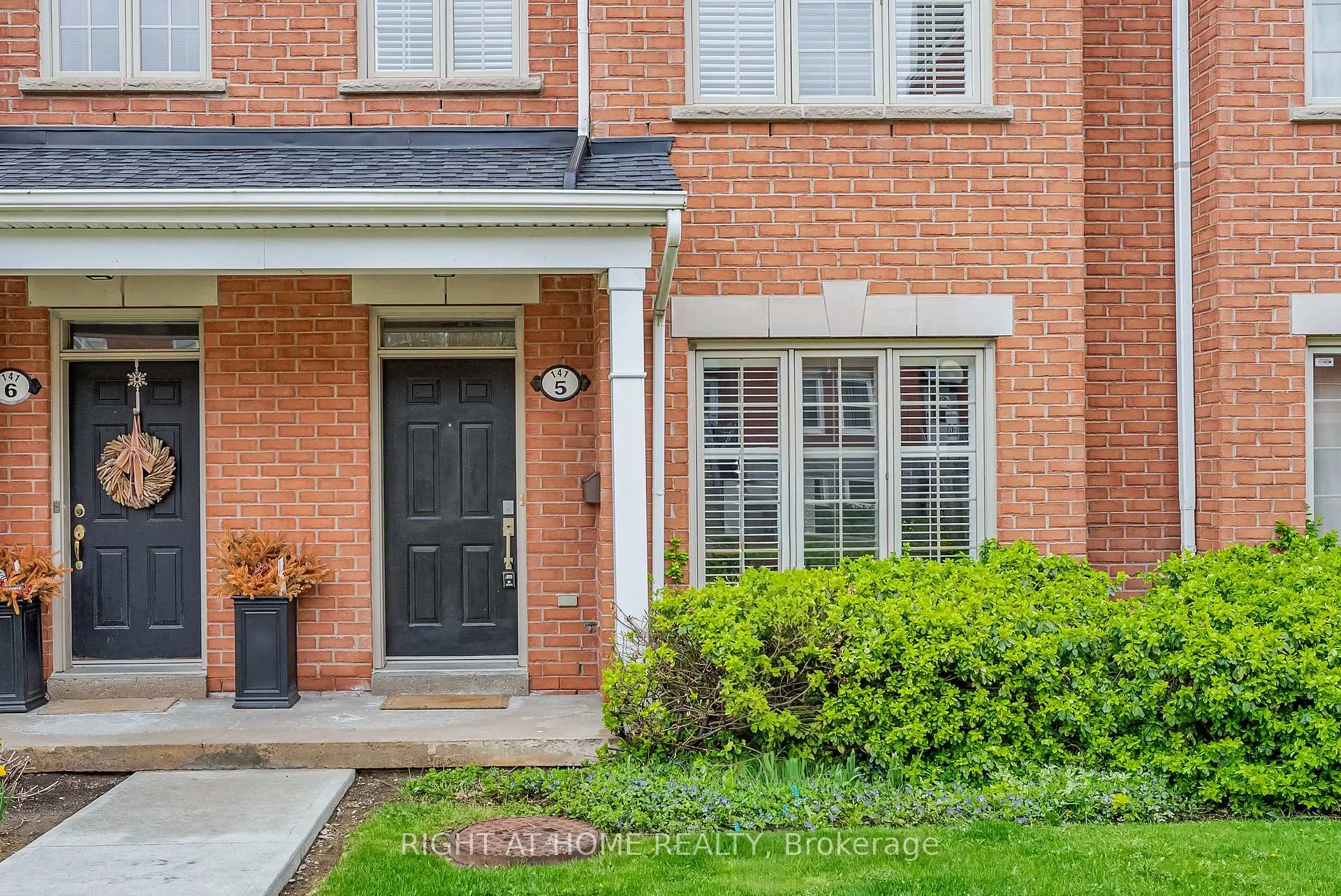 Photo 2 of Unit 5, 141 Thirteenth Street, Etobicoke, New Toronto — HOMEH