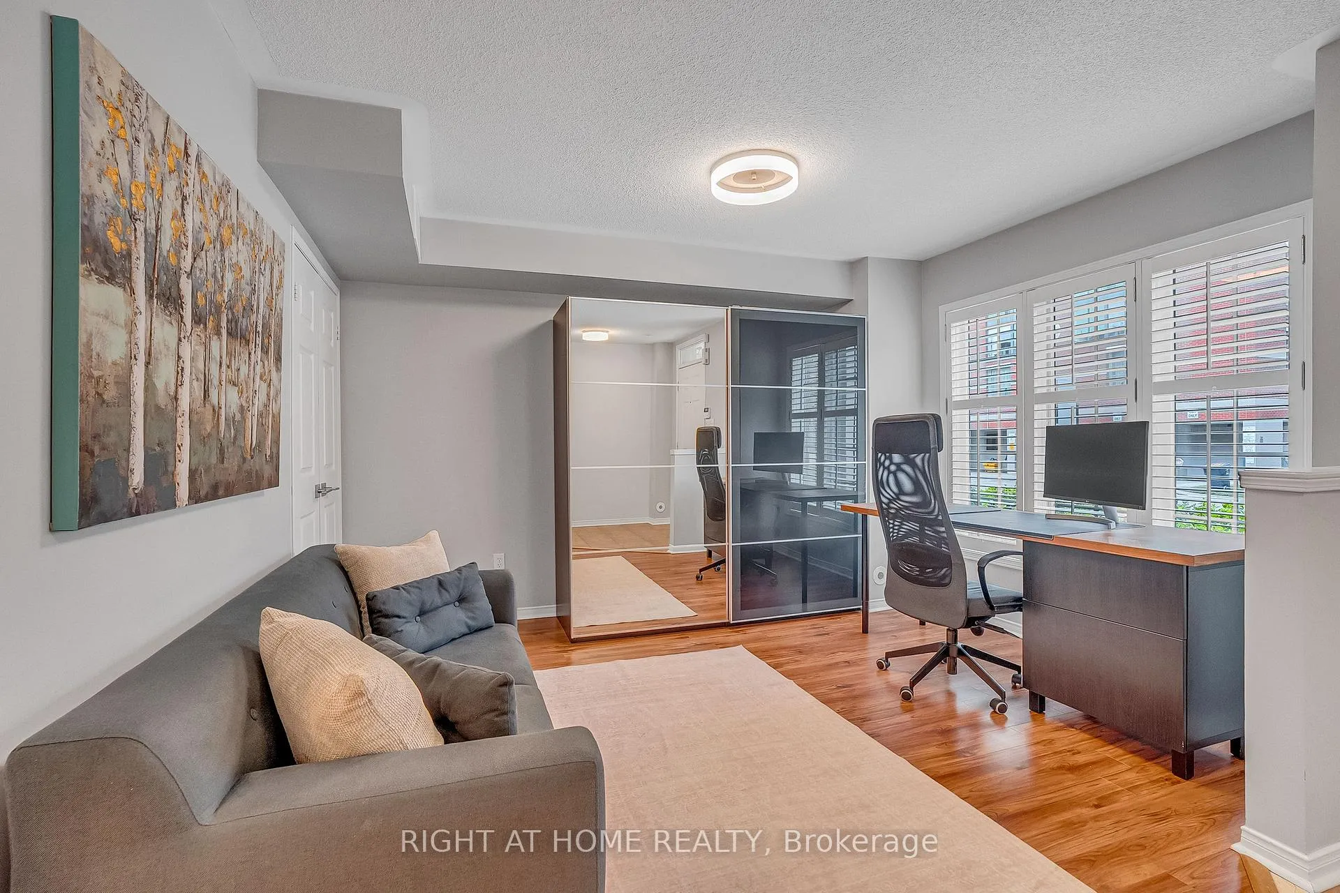 Photo 4 of Unit 5, 141 Thirteenth Street, Etobicoke, New Toronto — HOMEH
