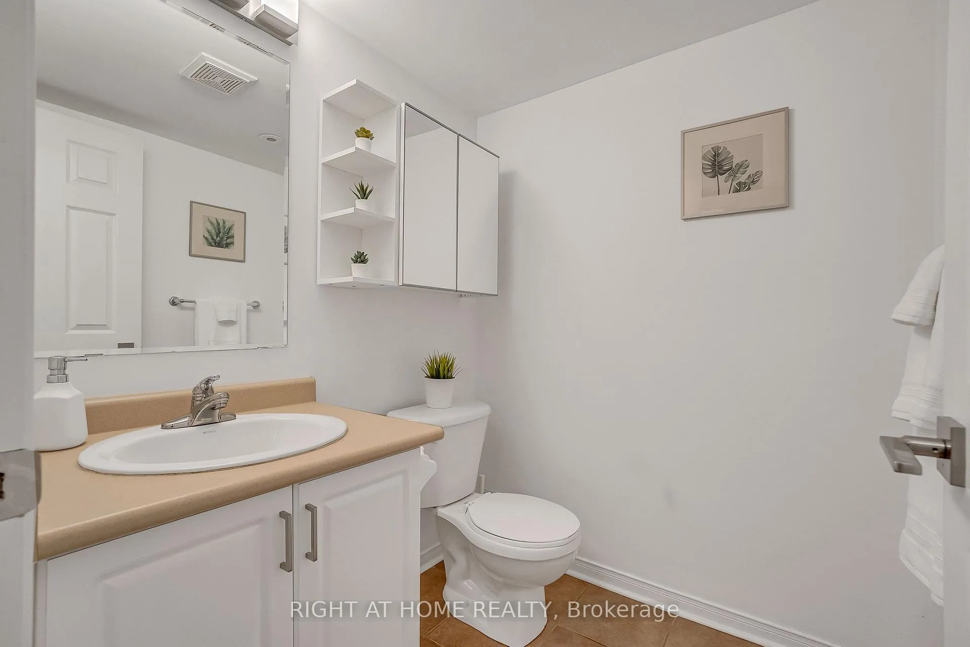 Photo 7 of Unit 5, 141 Thirteenth Street, Etobicoke, New Toronto — HOMEH