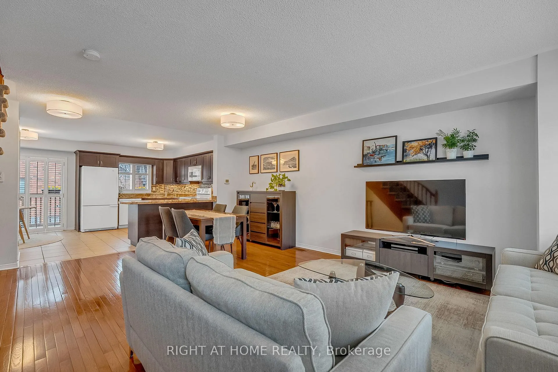 Photo 9 of Unit 5, 141 Thirteenth Street, Etobicoke, New Toronto — HOMEH