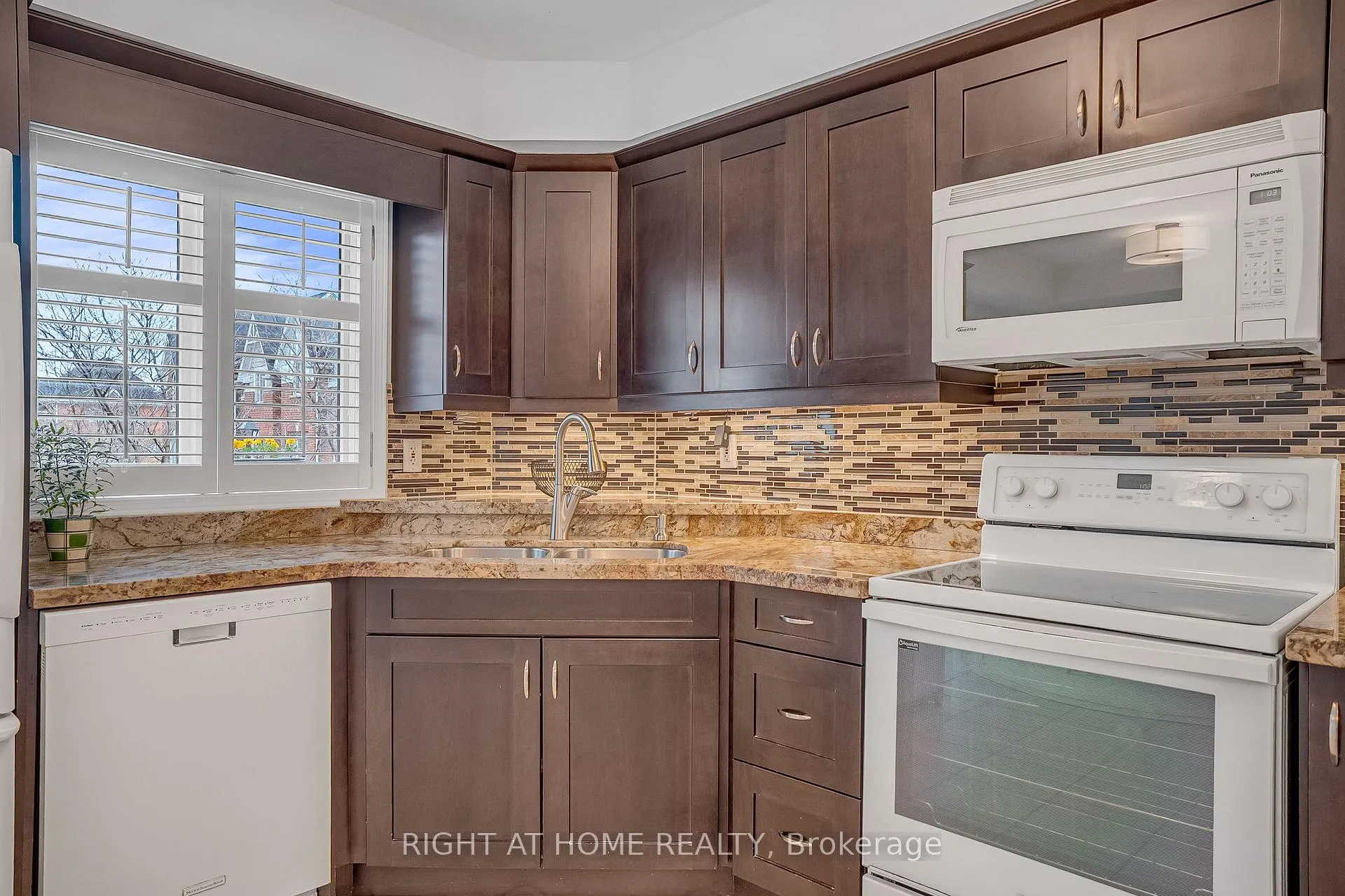 Photo 17 of Unit 5, 141 Thirteenth Street, Etobicoke, New Toronto — HOMEH