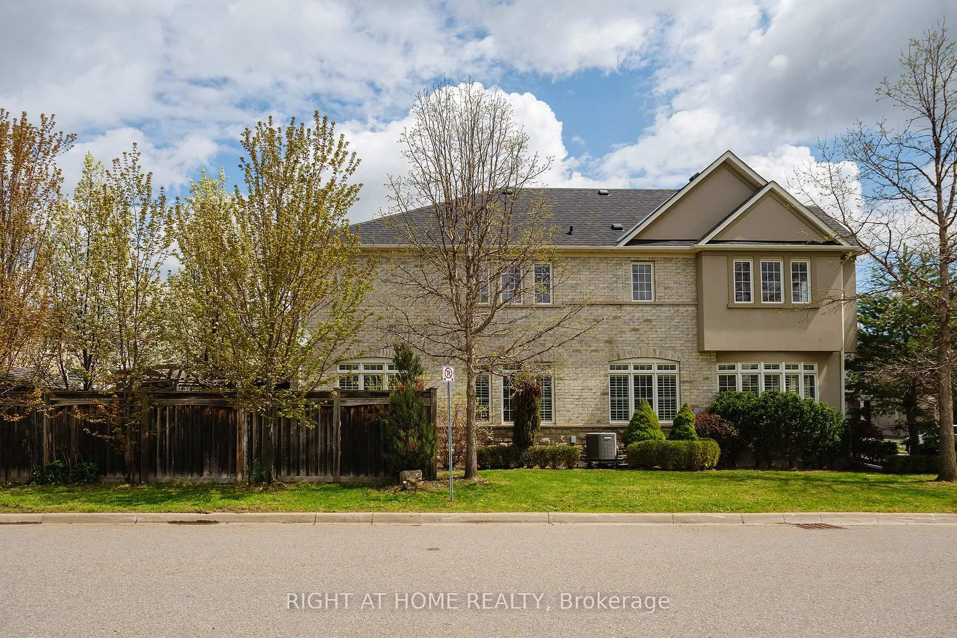 Photo 3 of 3353 Skipton Lane, Oakville, Bronte Creek — HOMEH