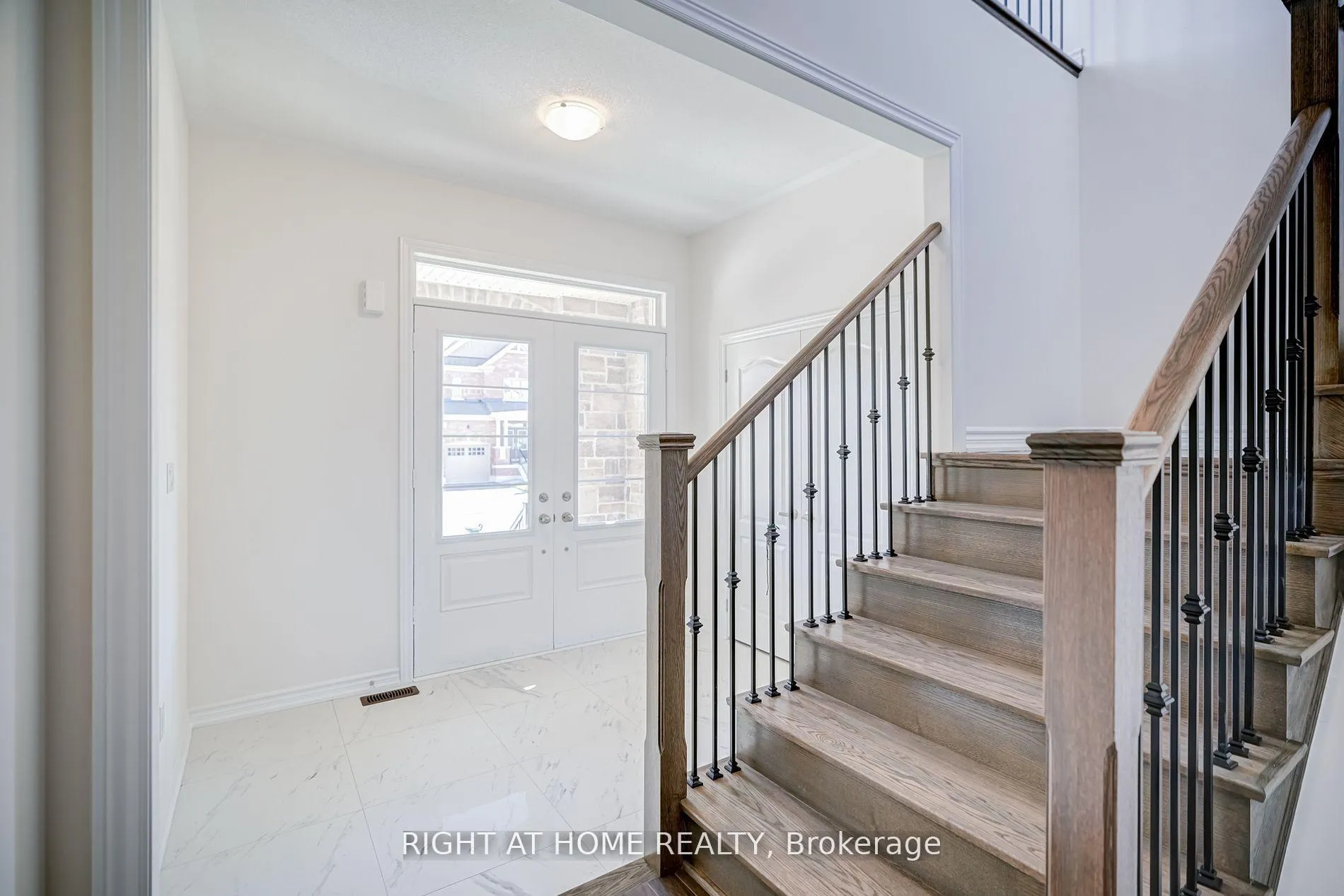 Photo 3 of 96 Connell Drive, Georgina, Keswick North — HOMEH