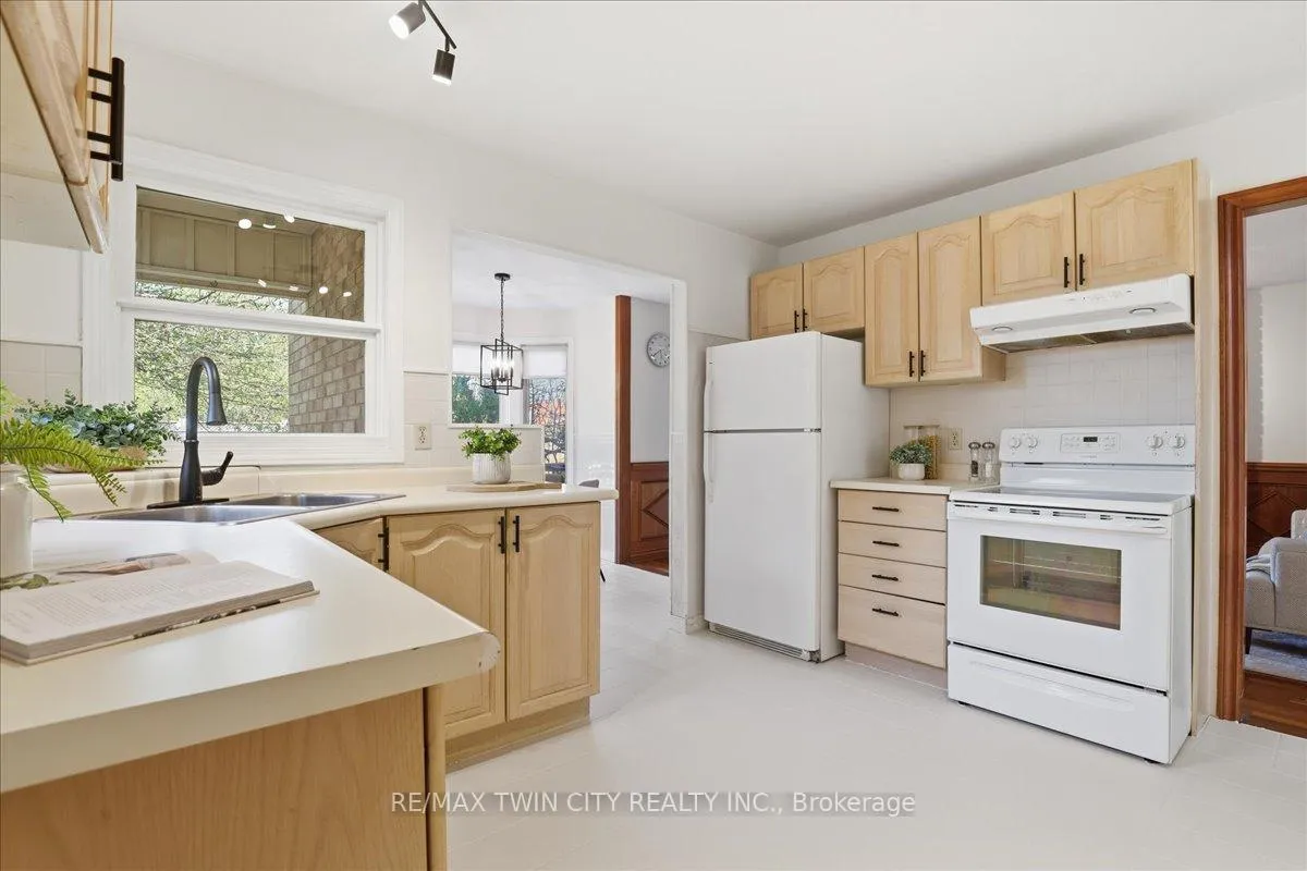 Photo 9 of 26 Robertson Crescent, Waterloo — HOMEH