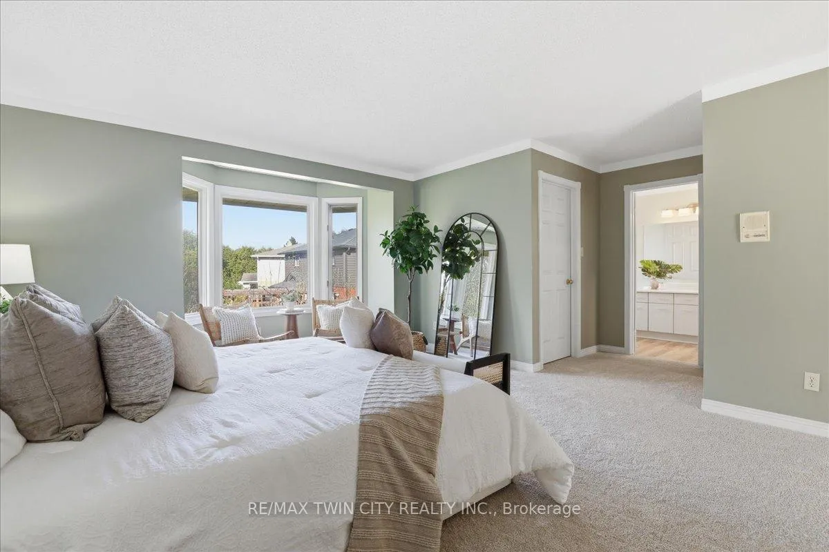 Photo 17 of 26 Robertson Crescent, Waterloo — HOMEH