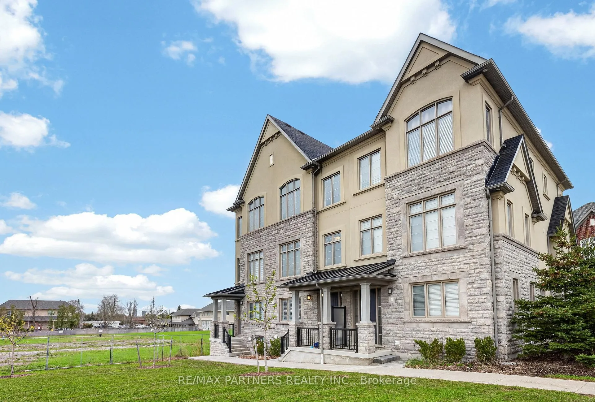 Photo 4 of 3 Fernhill Lane, Markham, Angus Glen — HOMEH