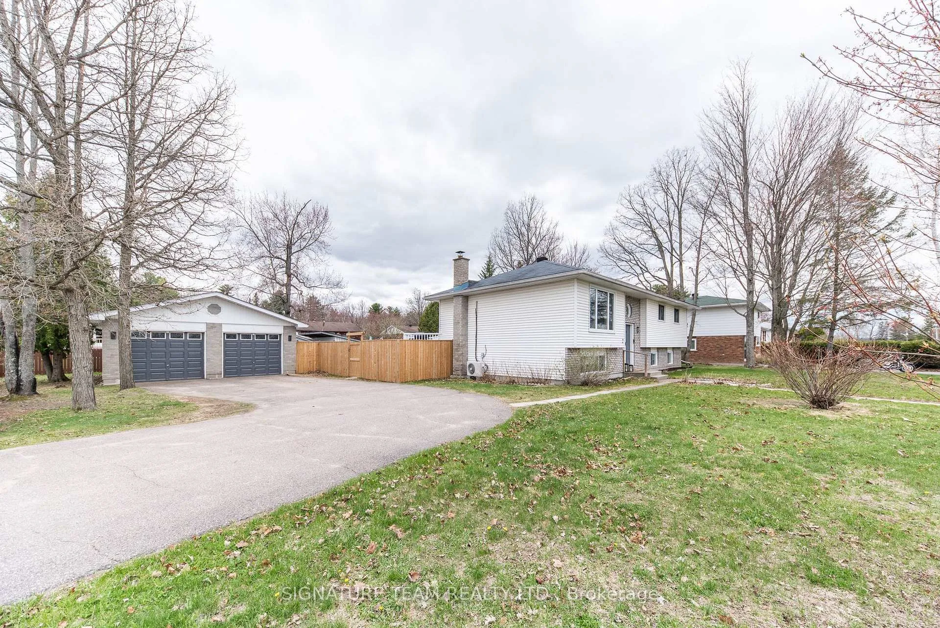 Photo 2 of 2 Lisa Crescent, Petawawa — HOMEH