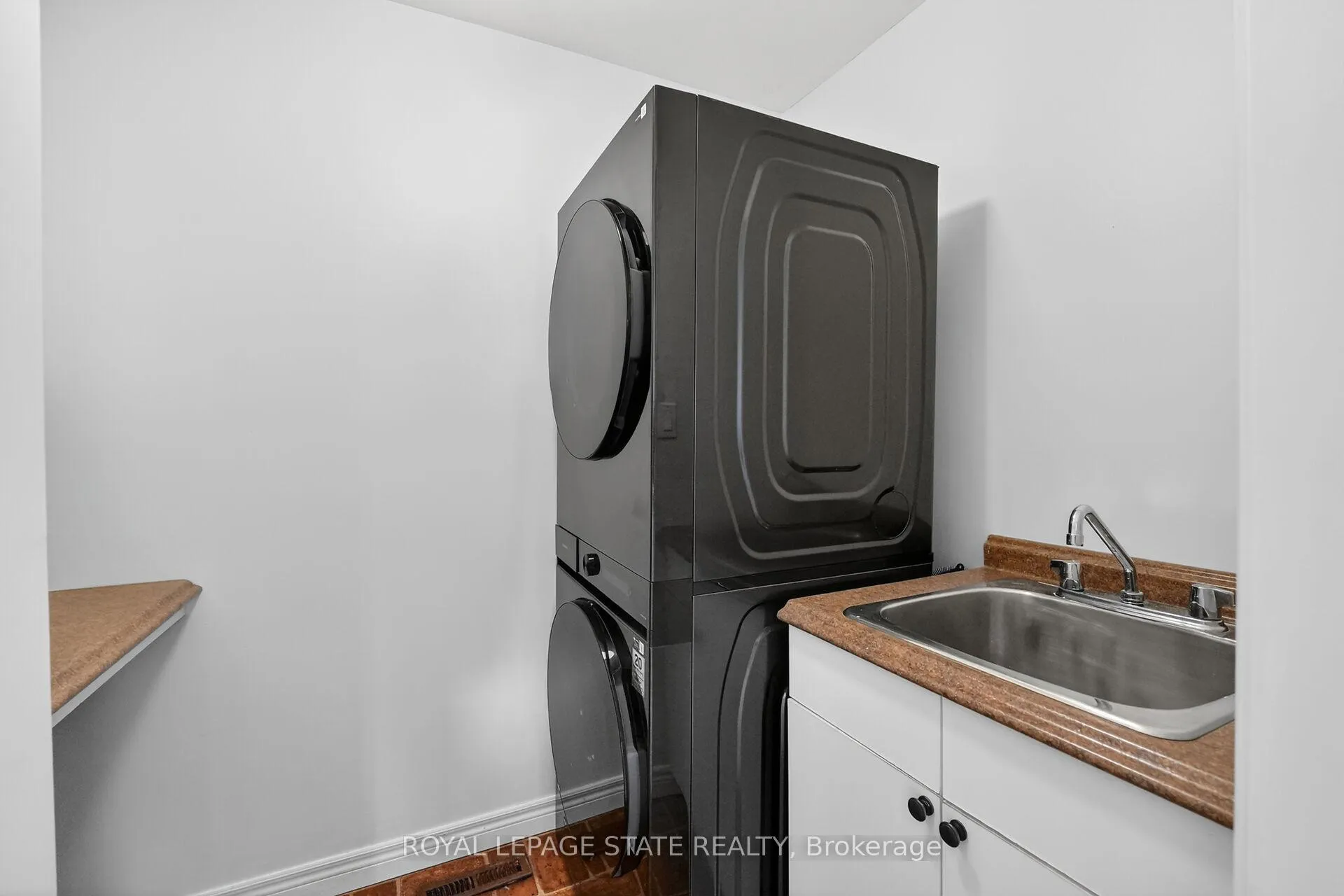 Photo 16 of 3 Fairington Crescent, St. Catharines, Lakeshore — HOMEH