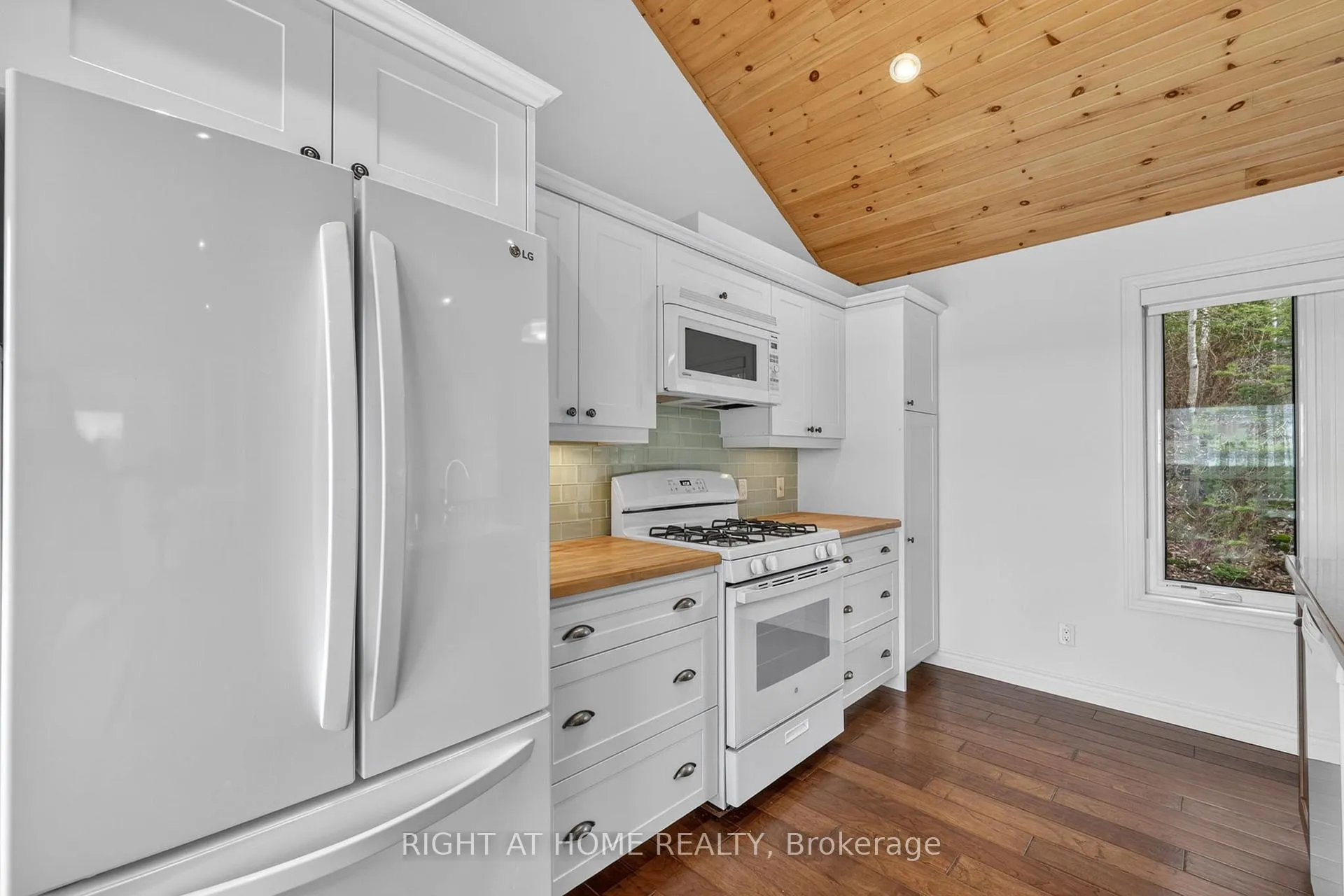 Photo 13 of 442 Silver Birch Drive, Tiny, Rural Tiny — HOMEH