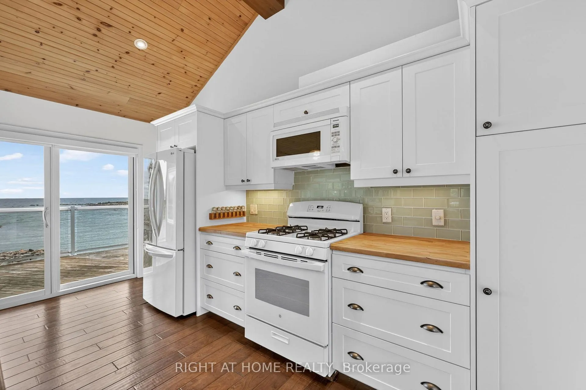 Photo 16 of 442 Silver Birch Drive, Tiny, Rural Tiny — HOMEH