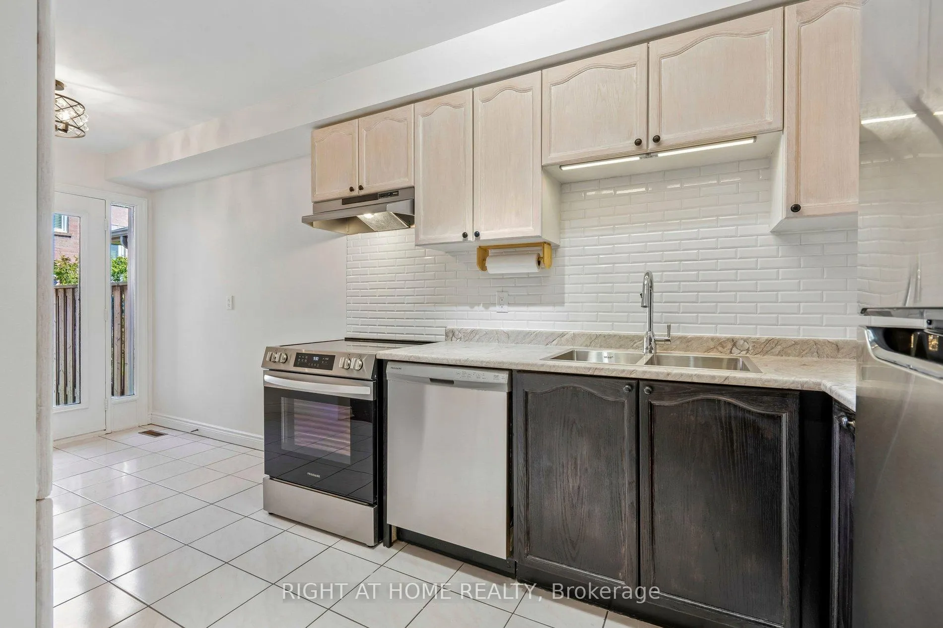 Photo 8 of 80 Wetherby Circle, Markham, German Mills — HOMEH