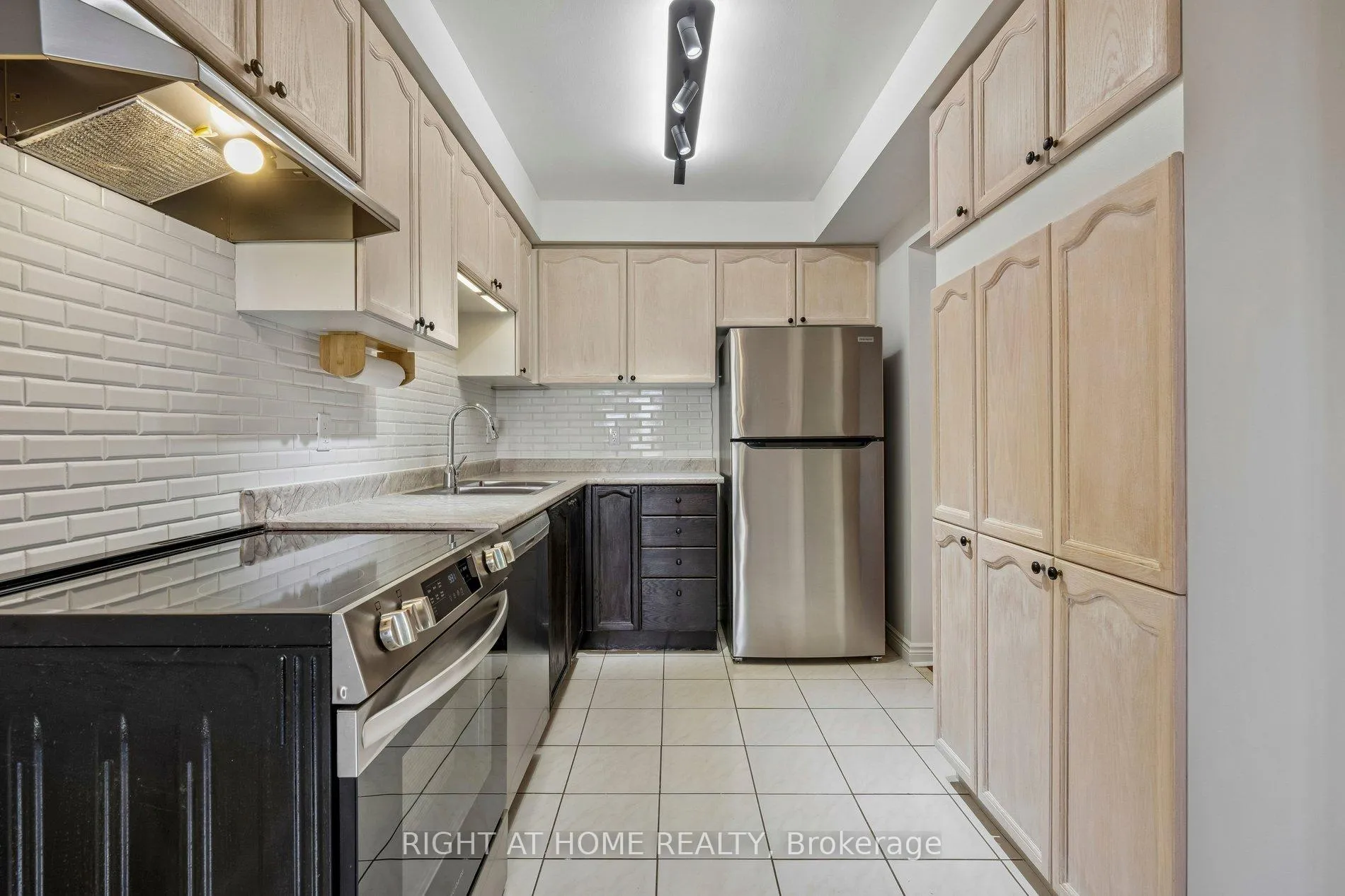 Photo 9 of 80 Wetherby Circle, Markham, German Mills — HOMEH